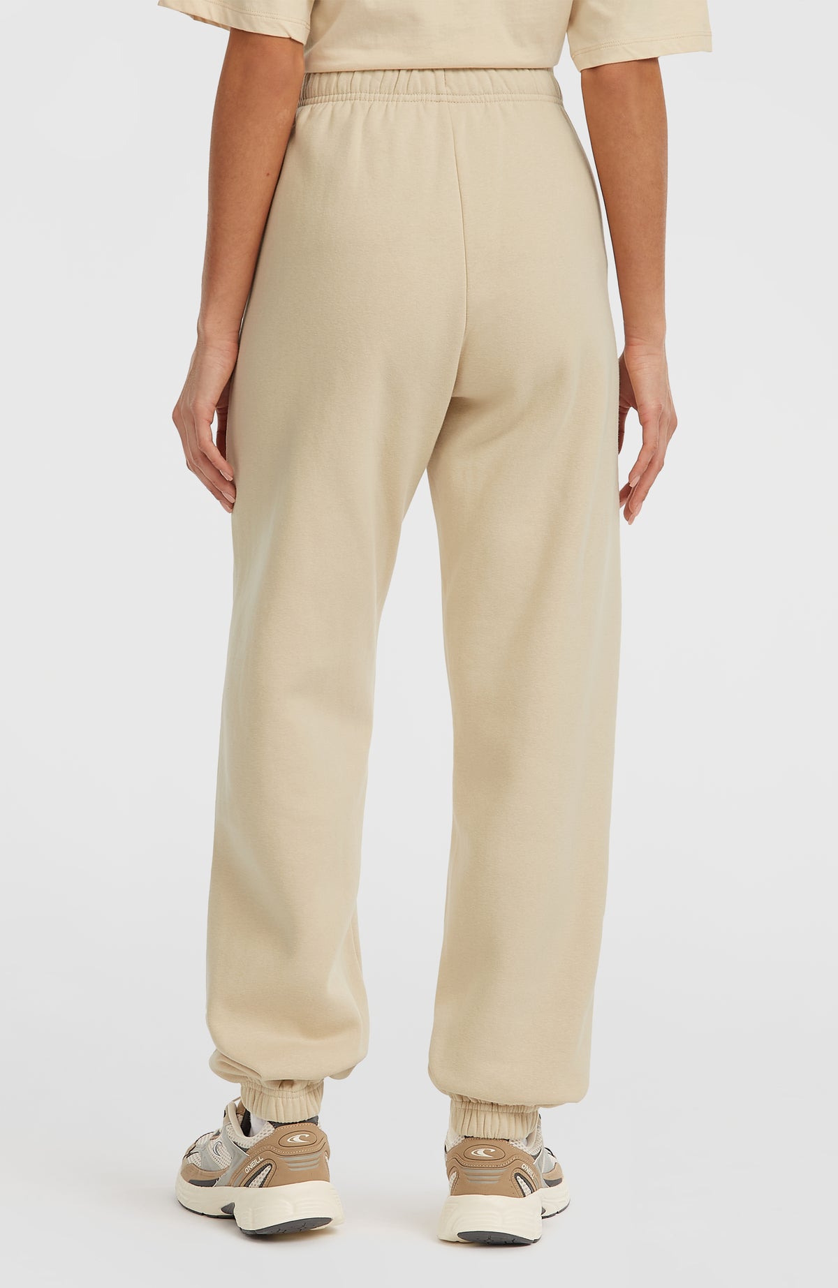Future Surf Society Jogginghose für Damen, beige, Rückansicht mit elastischem Bund am Model