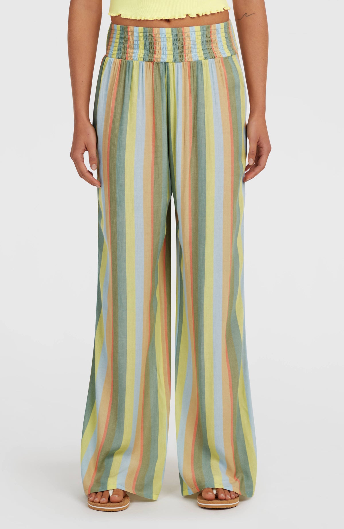O'Neill Johnny Hose mit gesmoktem Bund für Damen, gelb mit Streifenmuster in Grün und Blau, Vorderansicht am Model