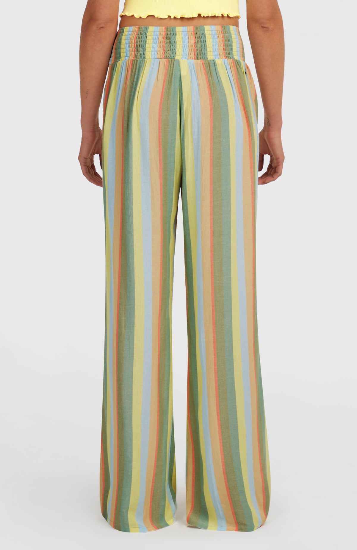 Johnny Hose mit gesmoktem Bund für Damen, gelb mit Streifenmuster in Grün und Blau, Rückansicht am Model
