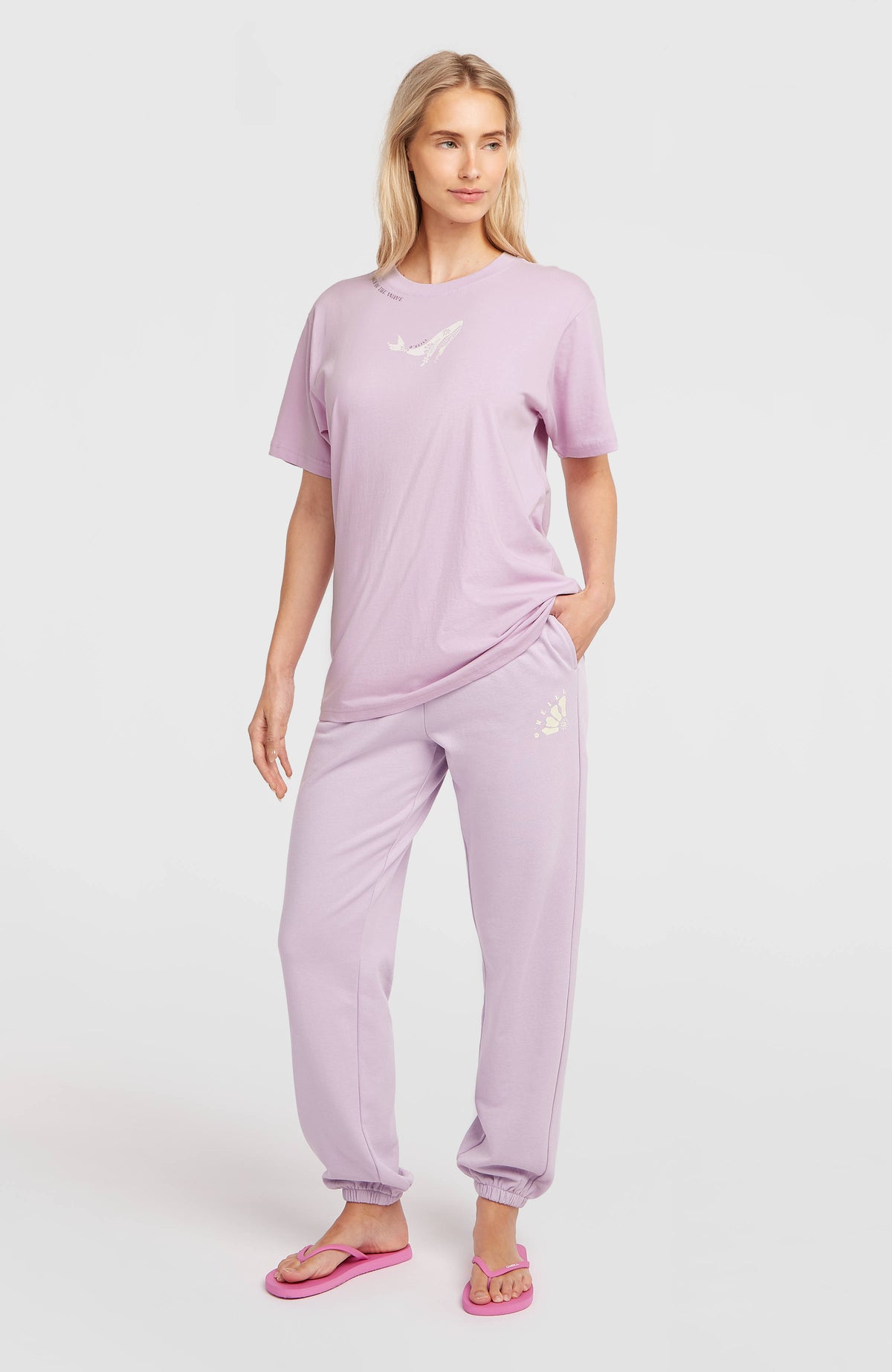 O'Neill Women of the Wave Jogginghose für Damen, lila mit Logo-Print in Gelb, Vorderansicht am Model