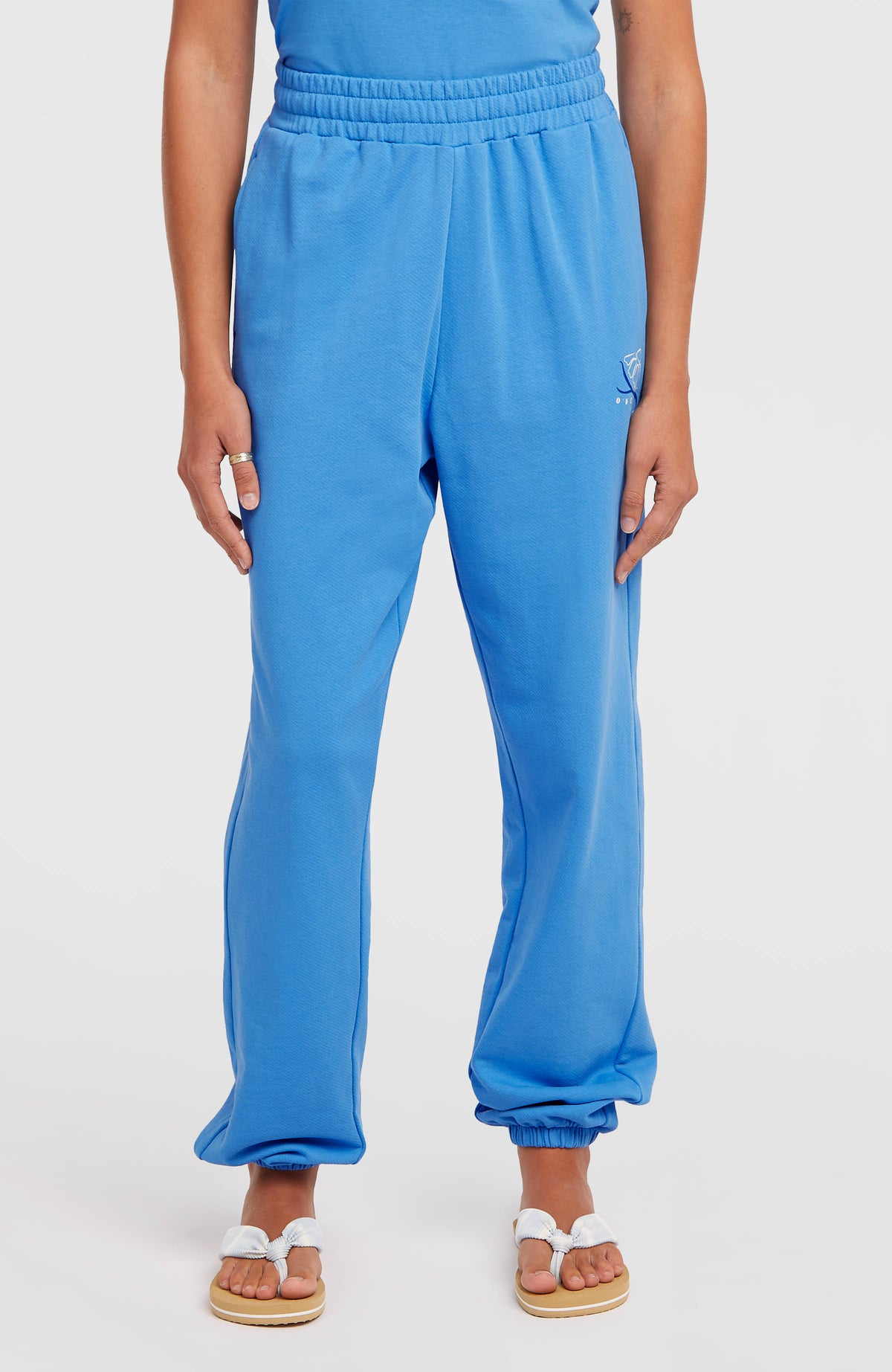 Women of the Wave Jogginghose für Damen, blau, Vorderansicht am Model, elastischer Bund und Beinabschlüsse