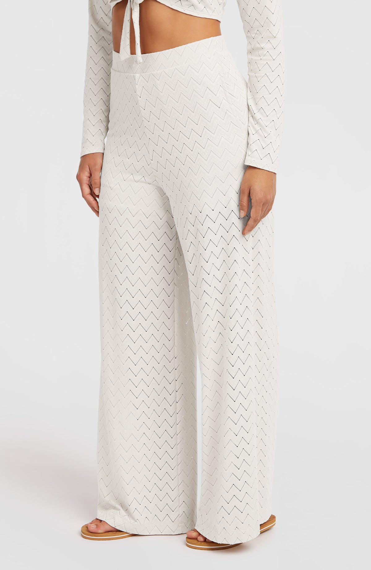 O'Neill O'Riginals Wide-Leg Hose für Damen, weiß, Vorderansicht mit weitem Bein, getragen am Model