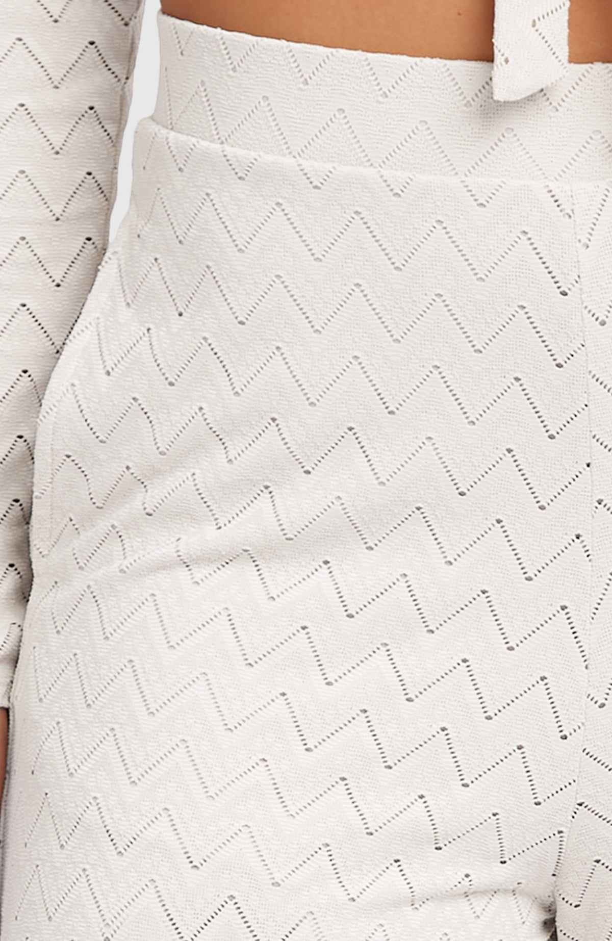 O'Riginals Wide-Leg Hose für Damen, weiß, Nahaufnahme des hohen Bundes und der Struktur am Model