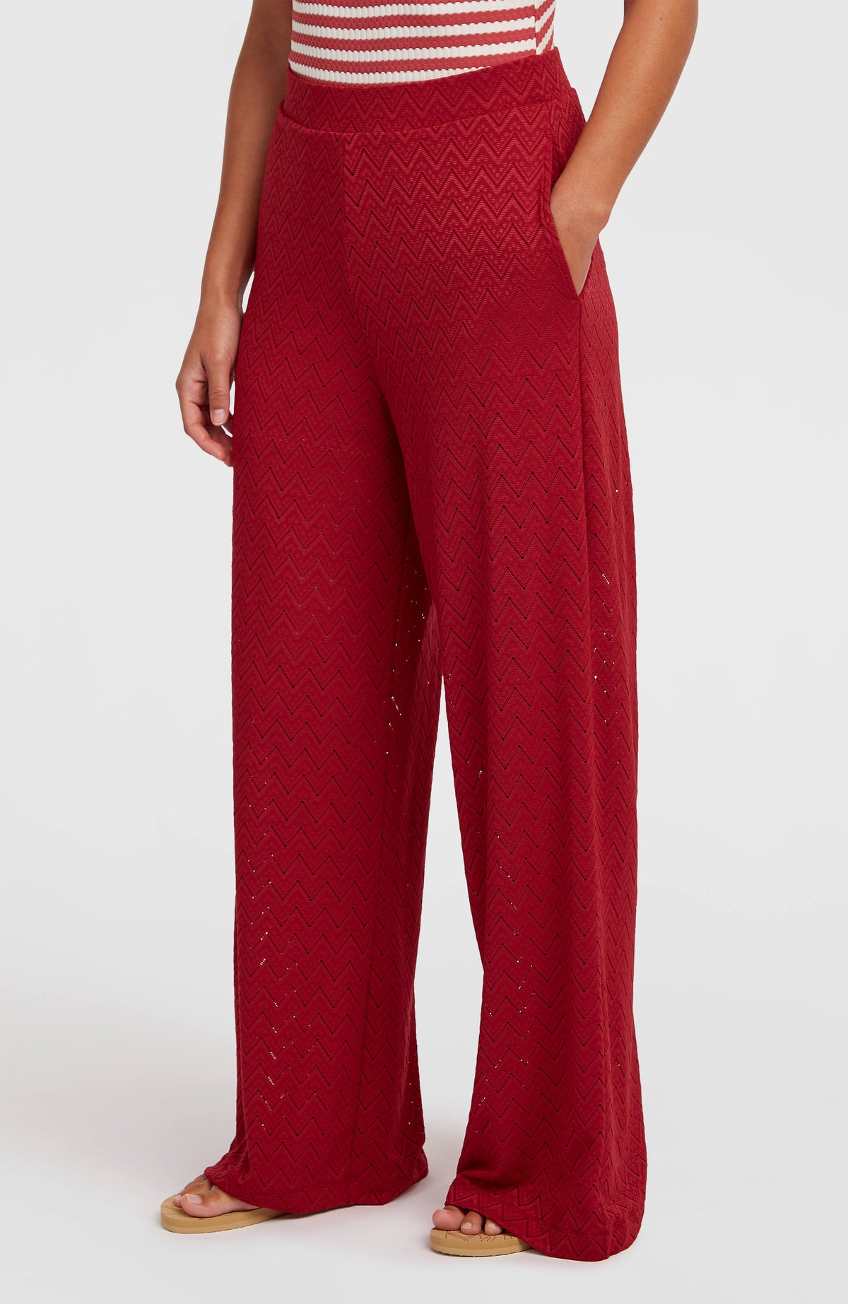 O'Riginals Wide-Leg Hose für Damen, rot, seitliche Ansicht mit Fokus auf die Seitentasche
