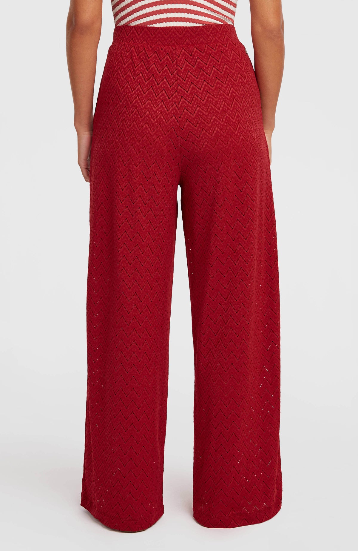 O'Riginals Wide-Leg Hose für Damen, rot, Rückansicht mit Fokus auf den Bund, am Model