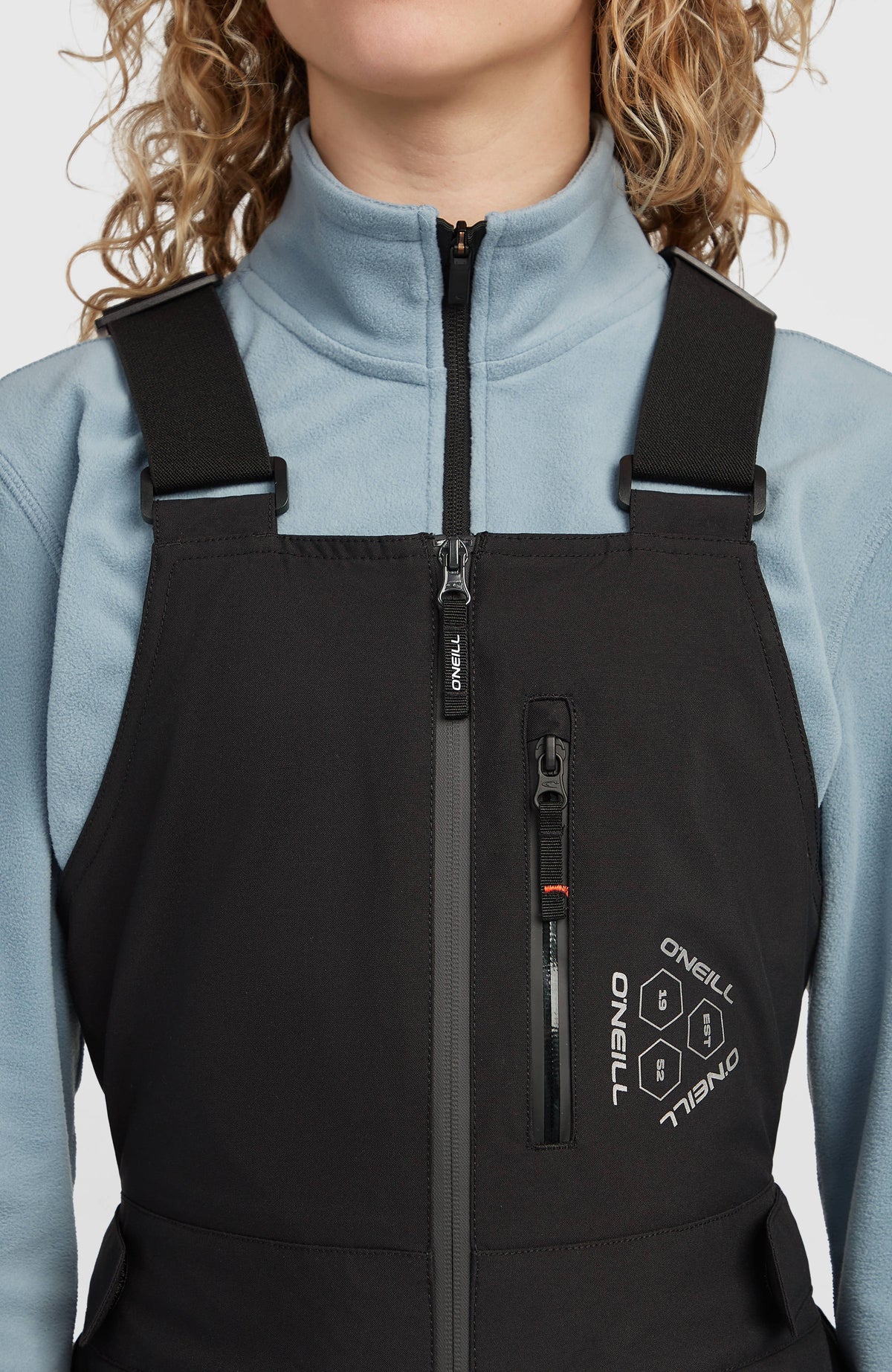 FWC'Peak Bib Skihose für Damen, schwarz, Nahaufnahme von Latz, Frontreißverschluss und Brusttasche