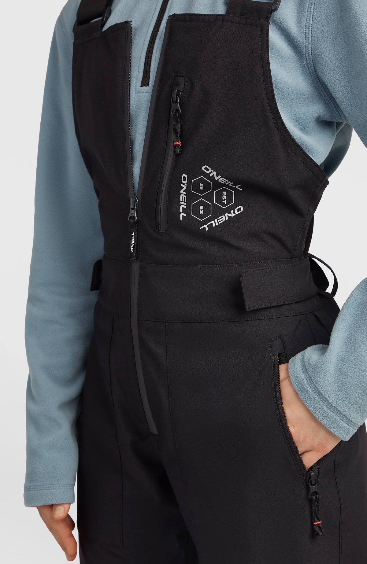 FWC'Peak Bib Skihose für Damen, schwarz, Nahaufnahme der Reißverschlusstasche und des Bunds