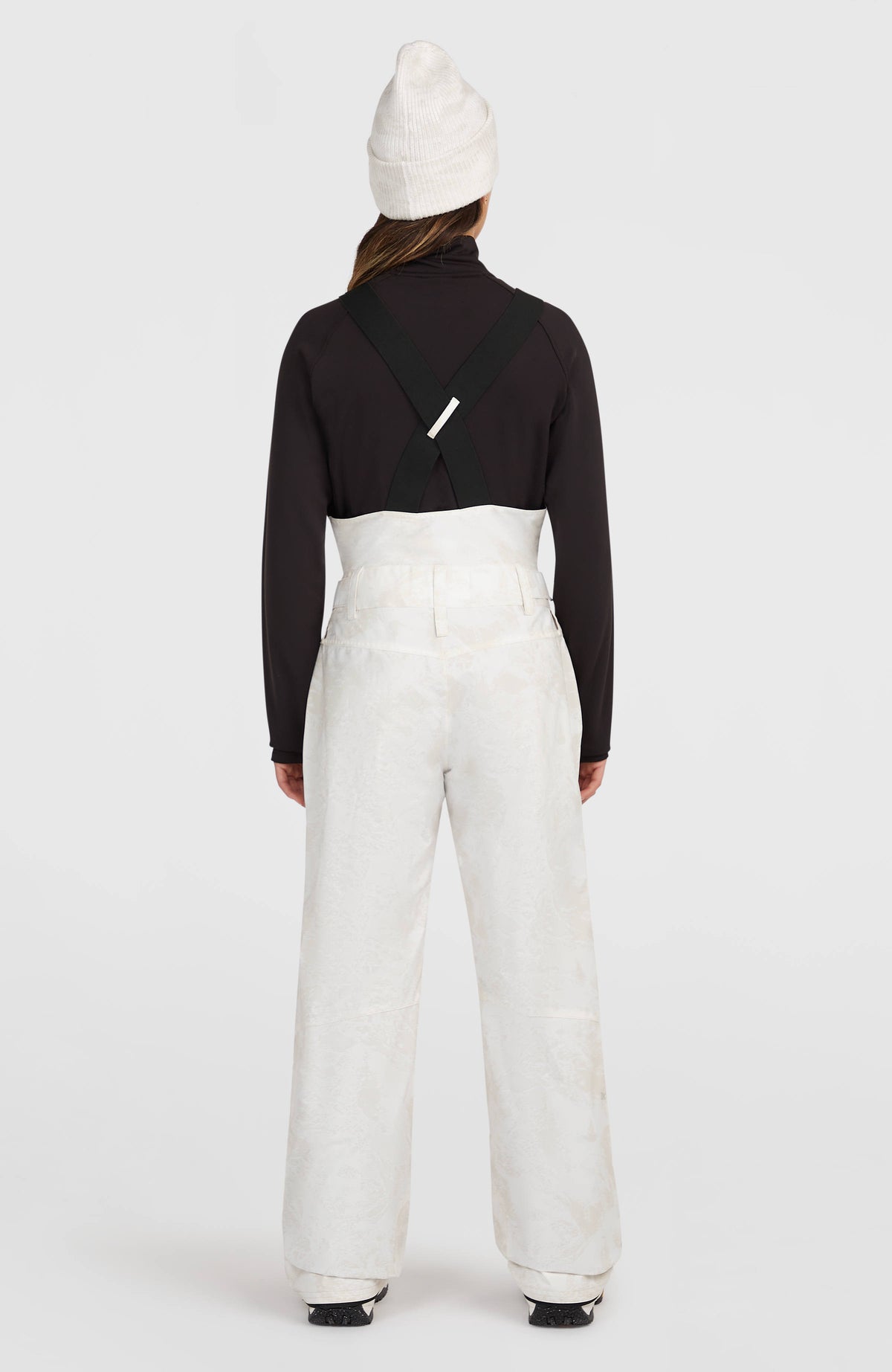 FWC'Peak Bib Skihose für Damen, weiß, Rückansicht am Model mit gekreuzten Trägern