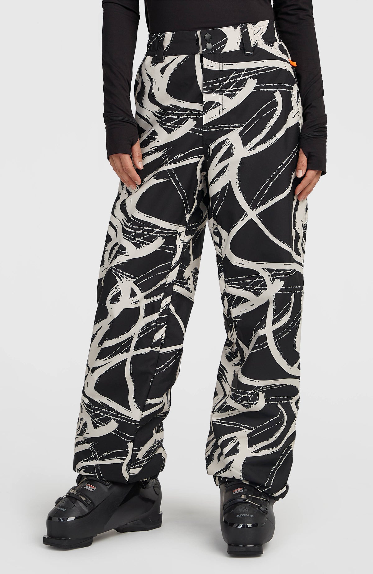 O'Neill FWC Oversized Ski- und Snowboardhose für Damen, weiß mit Linienmuster in Schwarz, Vorderansicht am Model