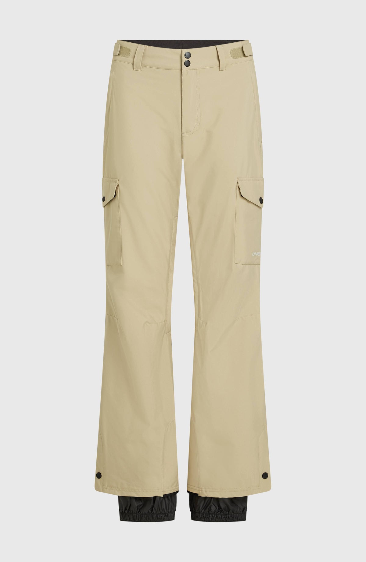 O'Neill FWC'Cruz Cargo-Skihose für Damen, beige, freigestellt von vorne mit Gürtelschlaufen und Cargotaschen