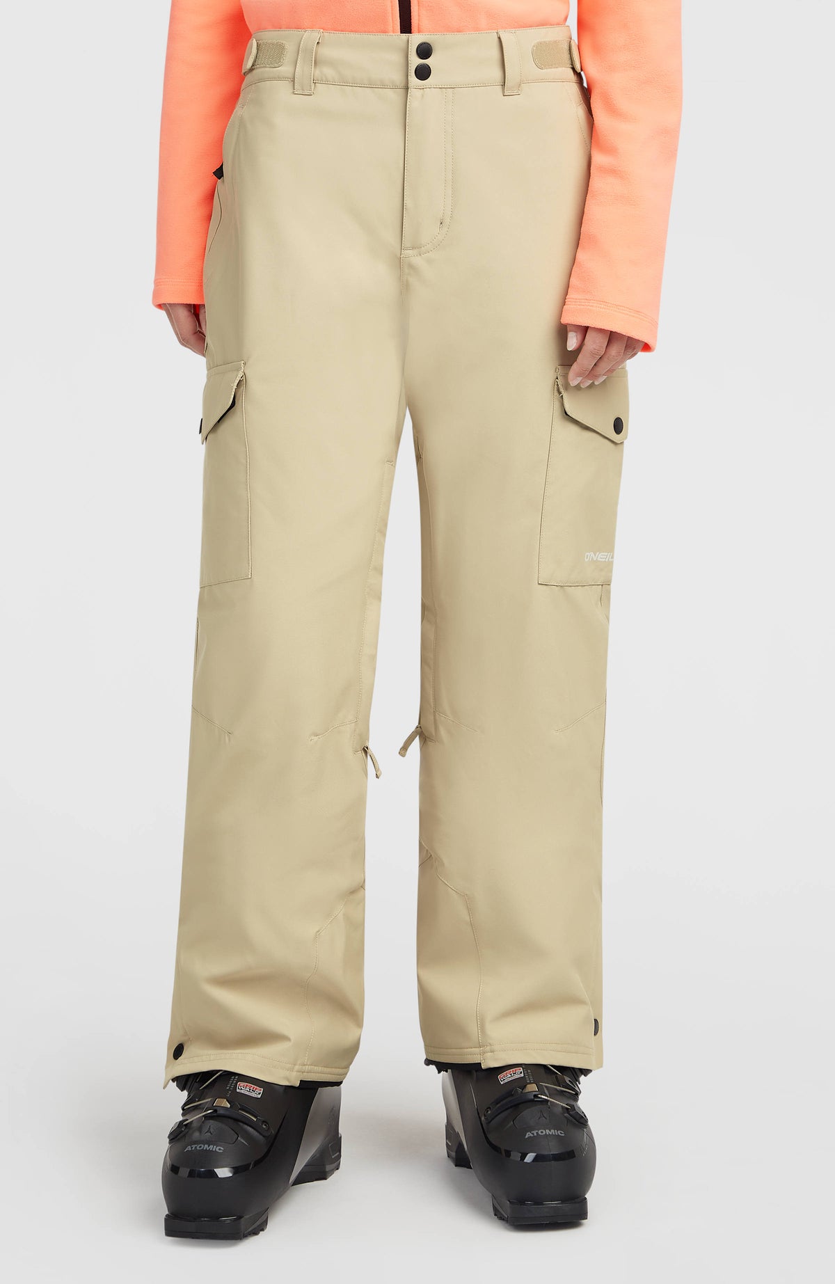 FWC'Cruz Cargo-Skihose für Damen, beige, Vorderansicht am Model mit Cargotaschen und Belüftungsreißverschluss