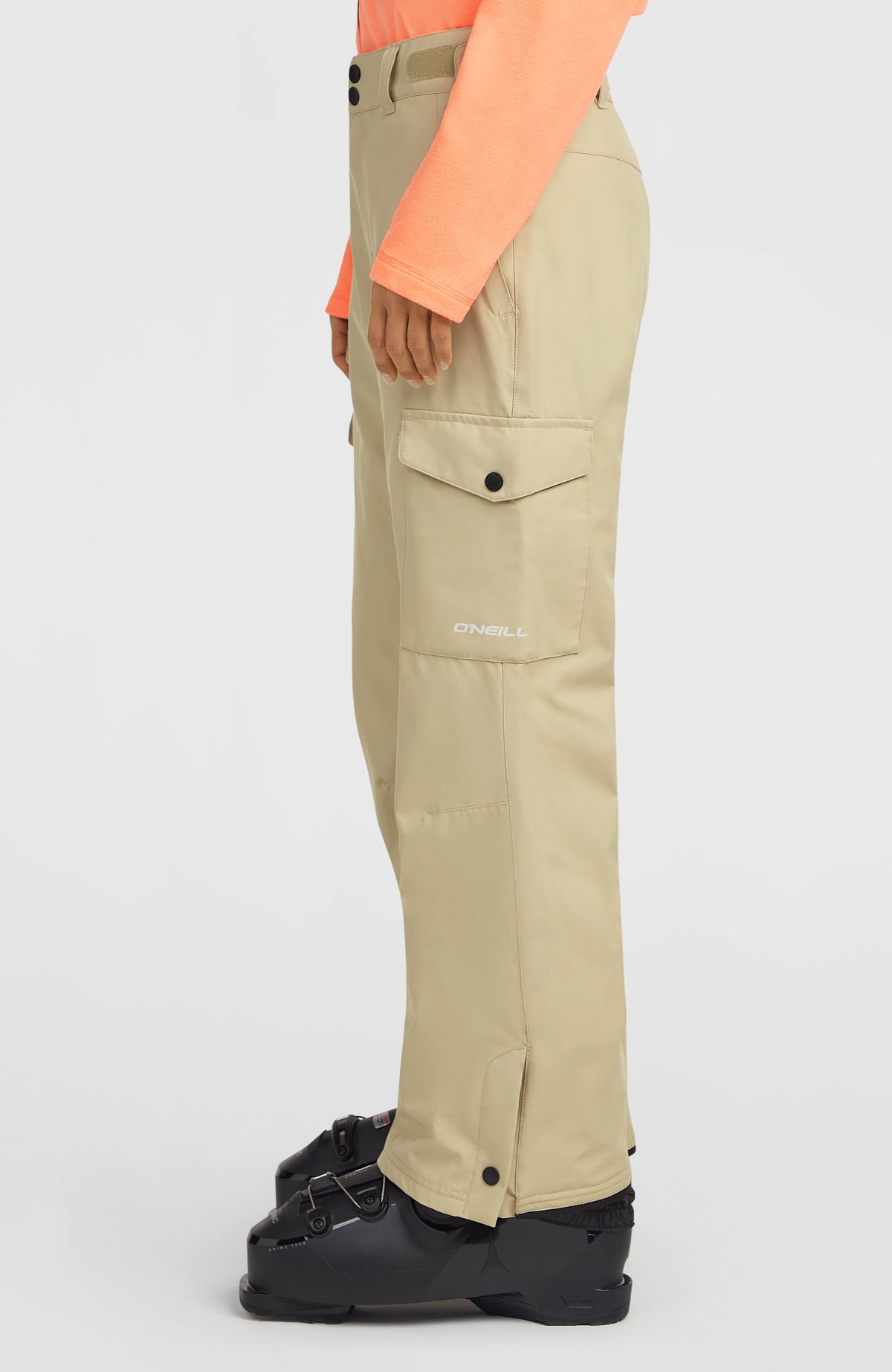 FWC'Cruz Cargo-Skihose für Damen, beige, getragen am Model in Seitenansicht mit Logo-Schriftzug auf der Tasche
