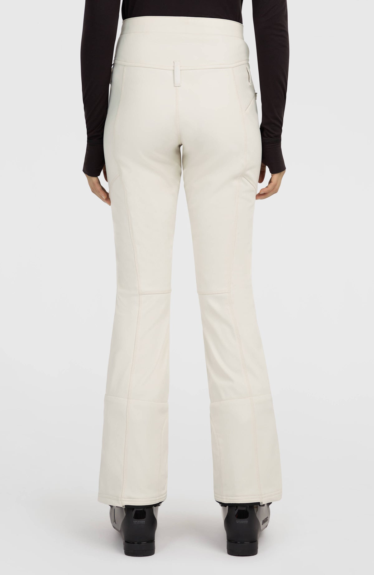 FWC'Cruz Softshell-Skihose für Damen, weiß, getragen am Model, Rückansicht mit Ziernähten