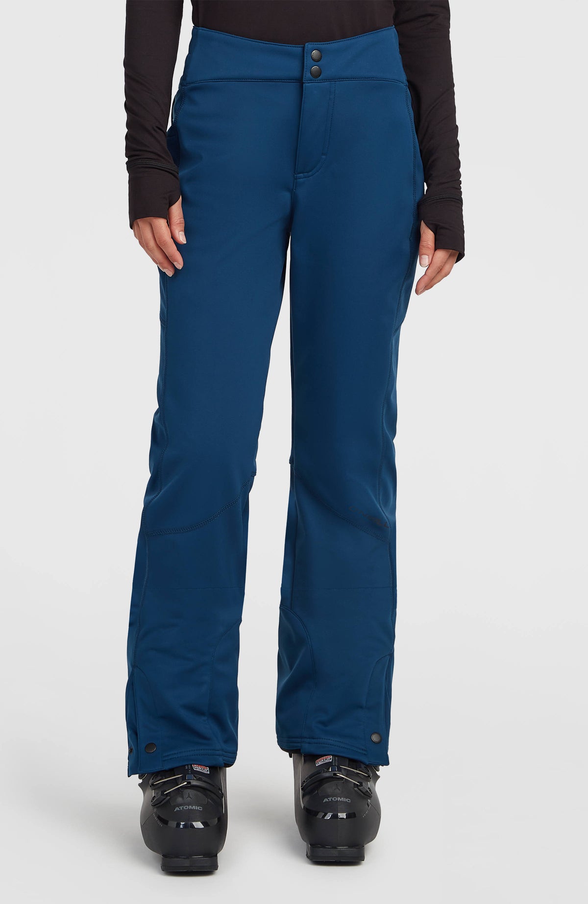 O'Neill FWC'Cruz Softshell-Skihose für Damen, blau, Vorderansicht am Model mit Druckknöpfen am Bund