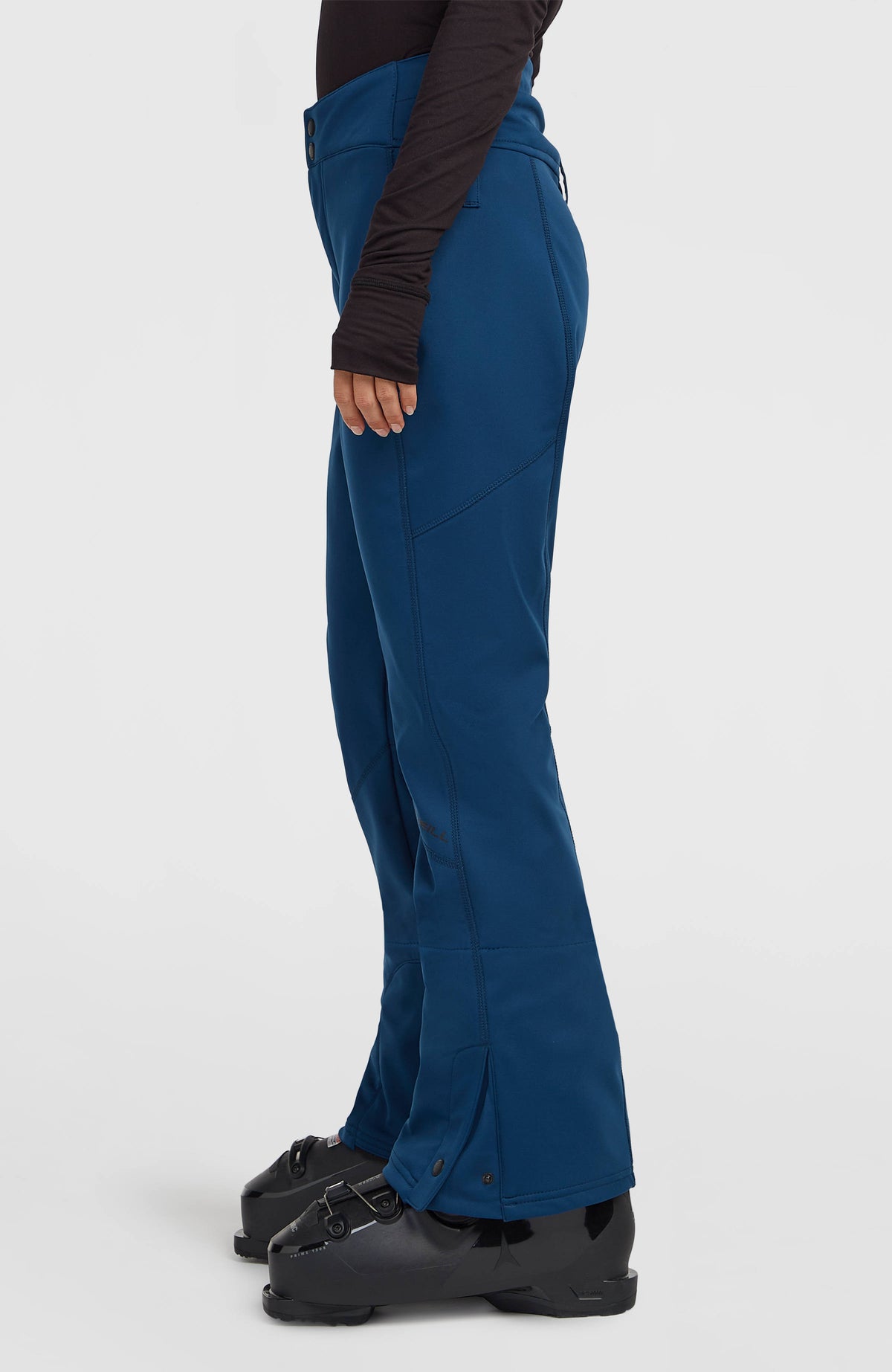 FWC'Cruz Softshell-Skihose für Damen, blau, Seitenansicht am Model mit Ziernähten am Hosenbein