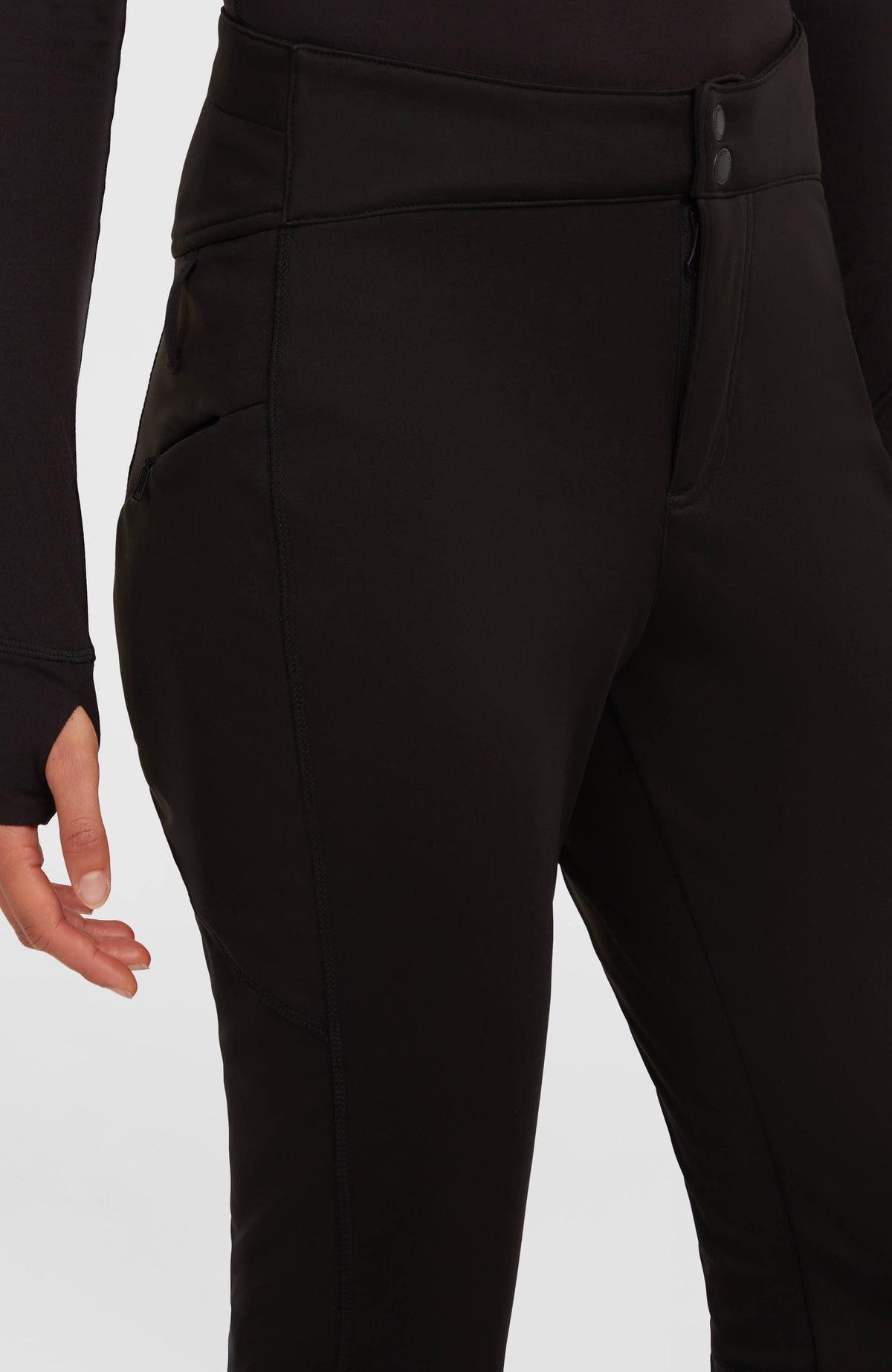 Nahaufnahme von Bund und Reißverschlusstasche der schwarzen FWC'Cruz Softshell-Skihose