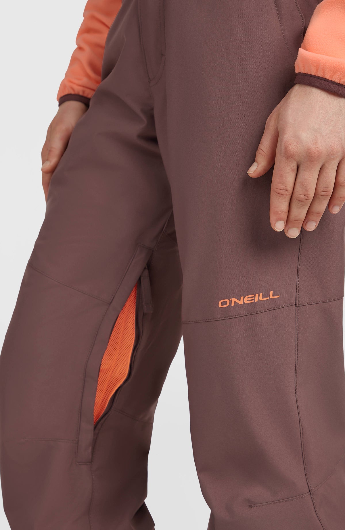 Nahaufnahme des geöffneten Belüftungsreißverschlusses der lila FWC'Cruz Regular Skihose mit Mesh-Einsatz