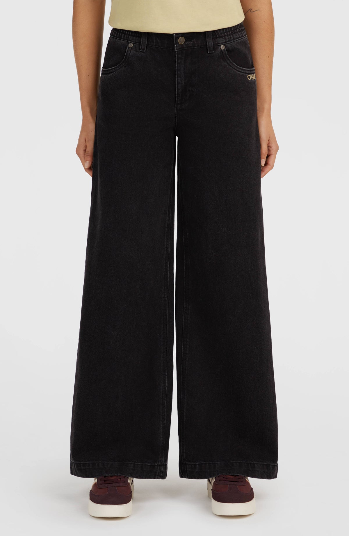 O'Neill O'Riginals Denim-Hose für Damen, schwarz, Vorderansicht am Model mit weitem Bein