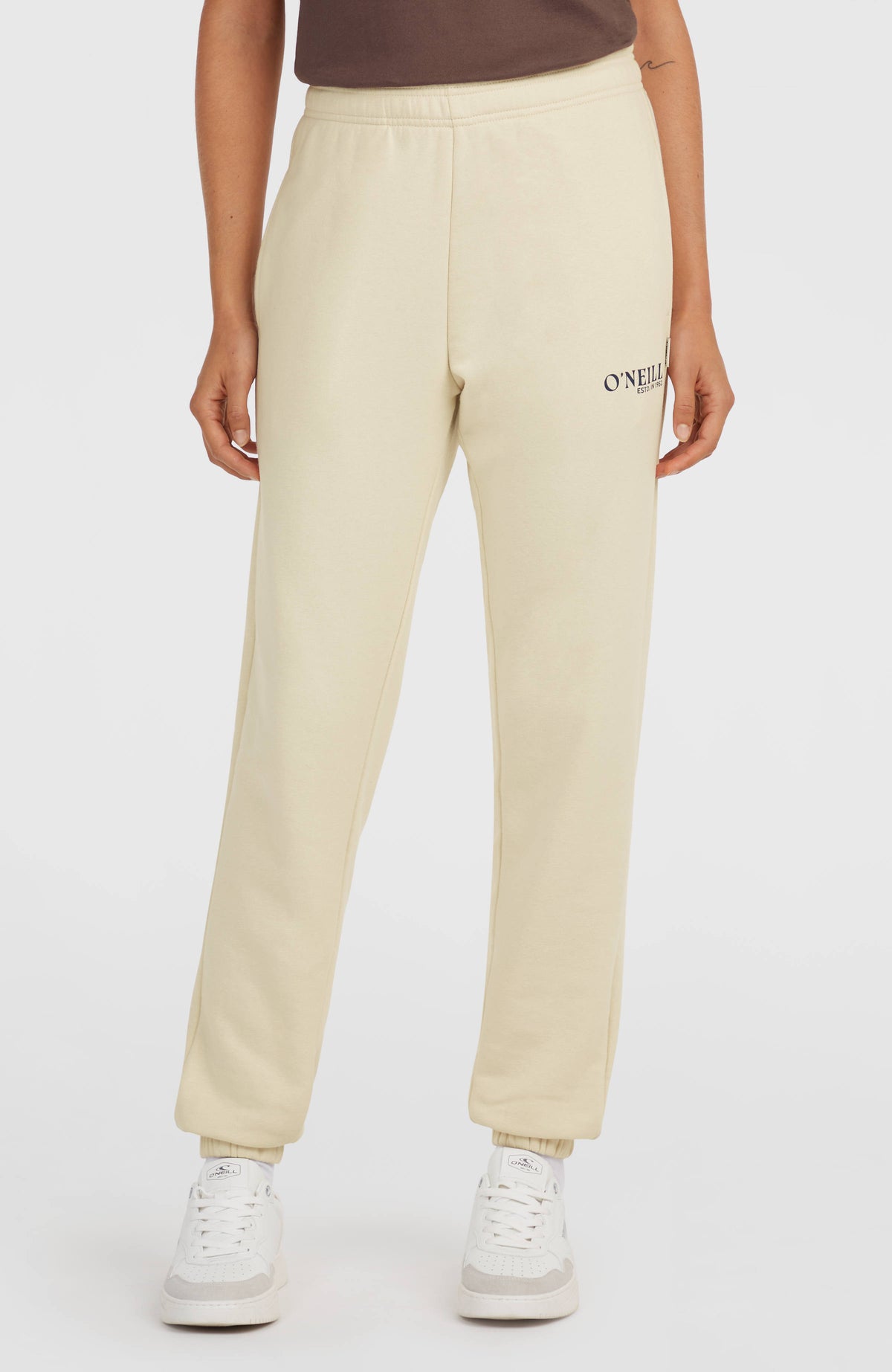 O'Neill Graphic Jogginghose für Damen, weiß mit Logo-Print in Dunkelblau, Vorderansicht am Model mit elastischem Bund