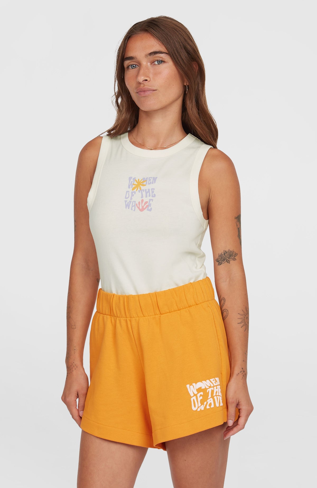 O'Neill Women of the Wave Sweatshorts für Damen, orange mit Logo-Print in Weiß, Vorderansicht am Model