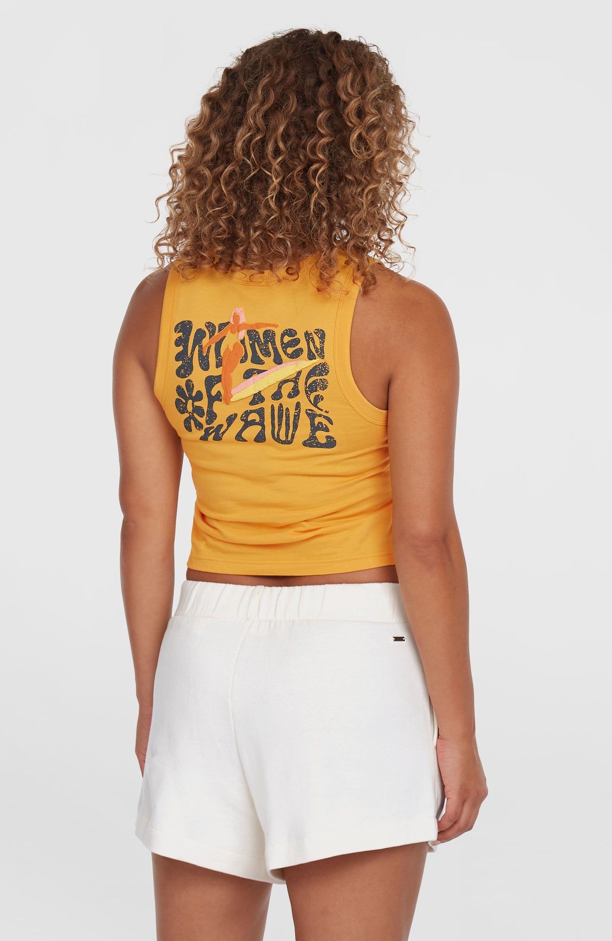 Women of the Wave Sweatshorts für Damen, beige, Rückansicht am Model mit kleinem Label-Patch am Bund