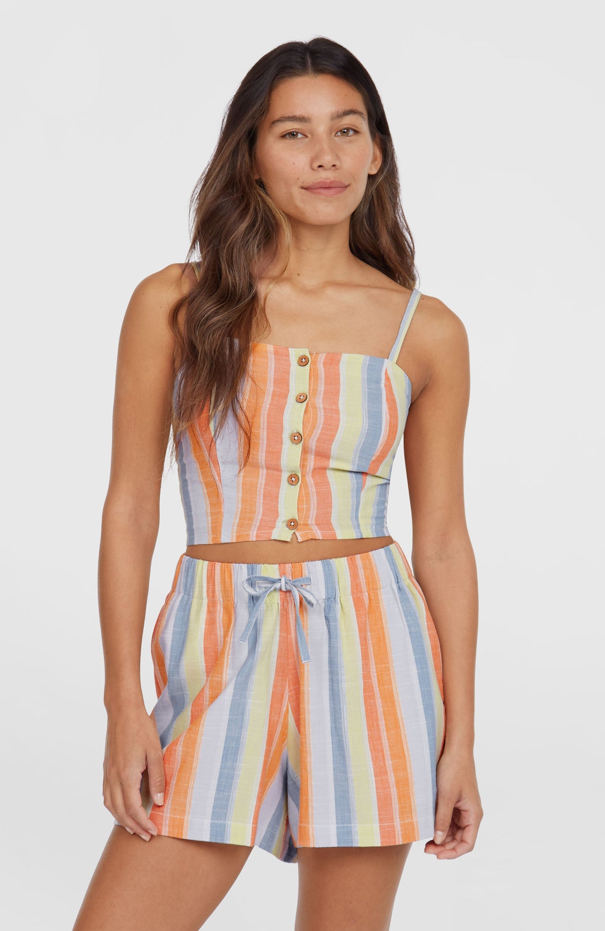 O'Neill Beach Vintage Shorts für Damen, gelb mit Streifenmuster in Orange und Blau, Vorderansicht am Model
