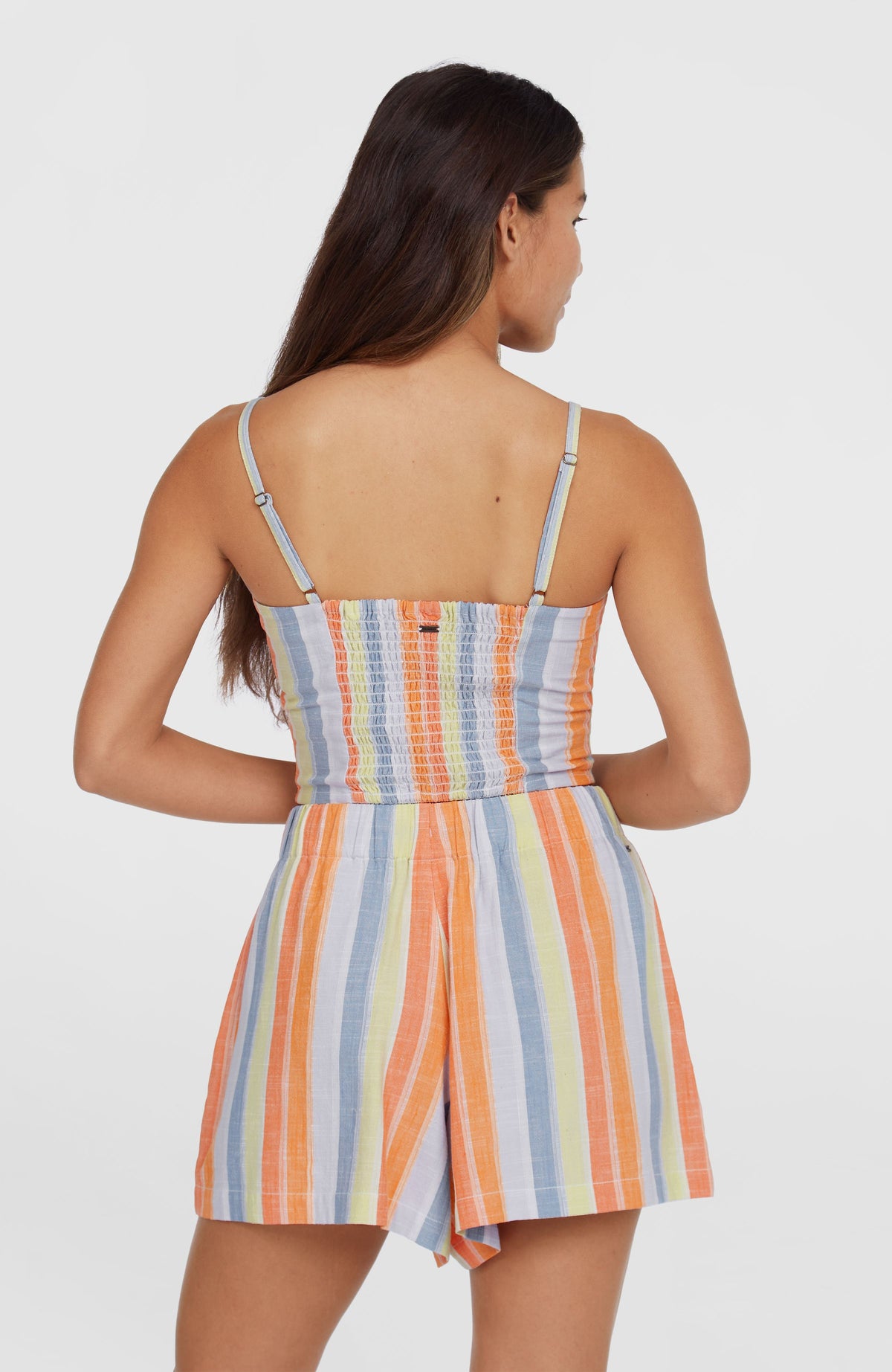 Beach Vintage Shorts für Damen, gelb mit Streifenmuster in Orange und Blau, getragen am Model in der Rückansicht