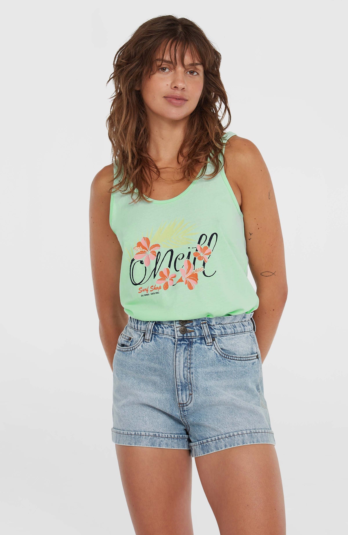 O'Neill Tasia Paperbag Shorts für Damen, blau, Vorderansicht am Model mit Paperbag-Bund und Umschlag am Saum