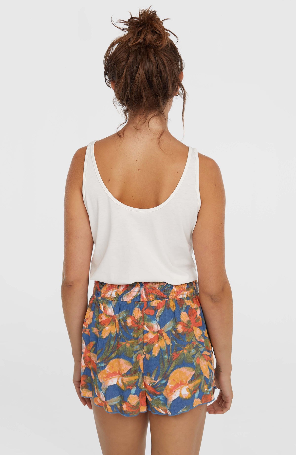 Johnny Smocked Waist Shorts für Damen, blau mit Blumenmuster in Orange, Rückansicht am Model