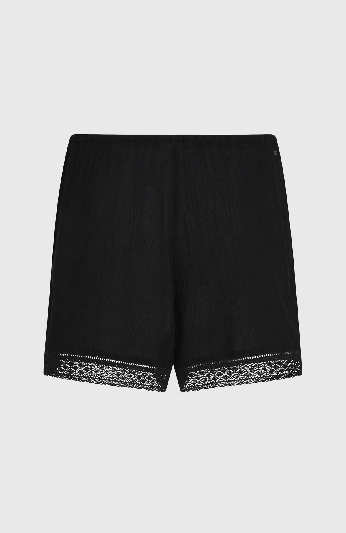 Schwarze Essentials Shorts mit Stickerei für Damen, freigestellt von hinten mit feiner Spitzenborte am Saum