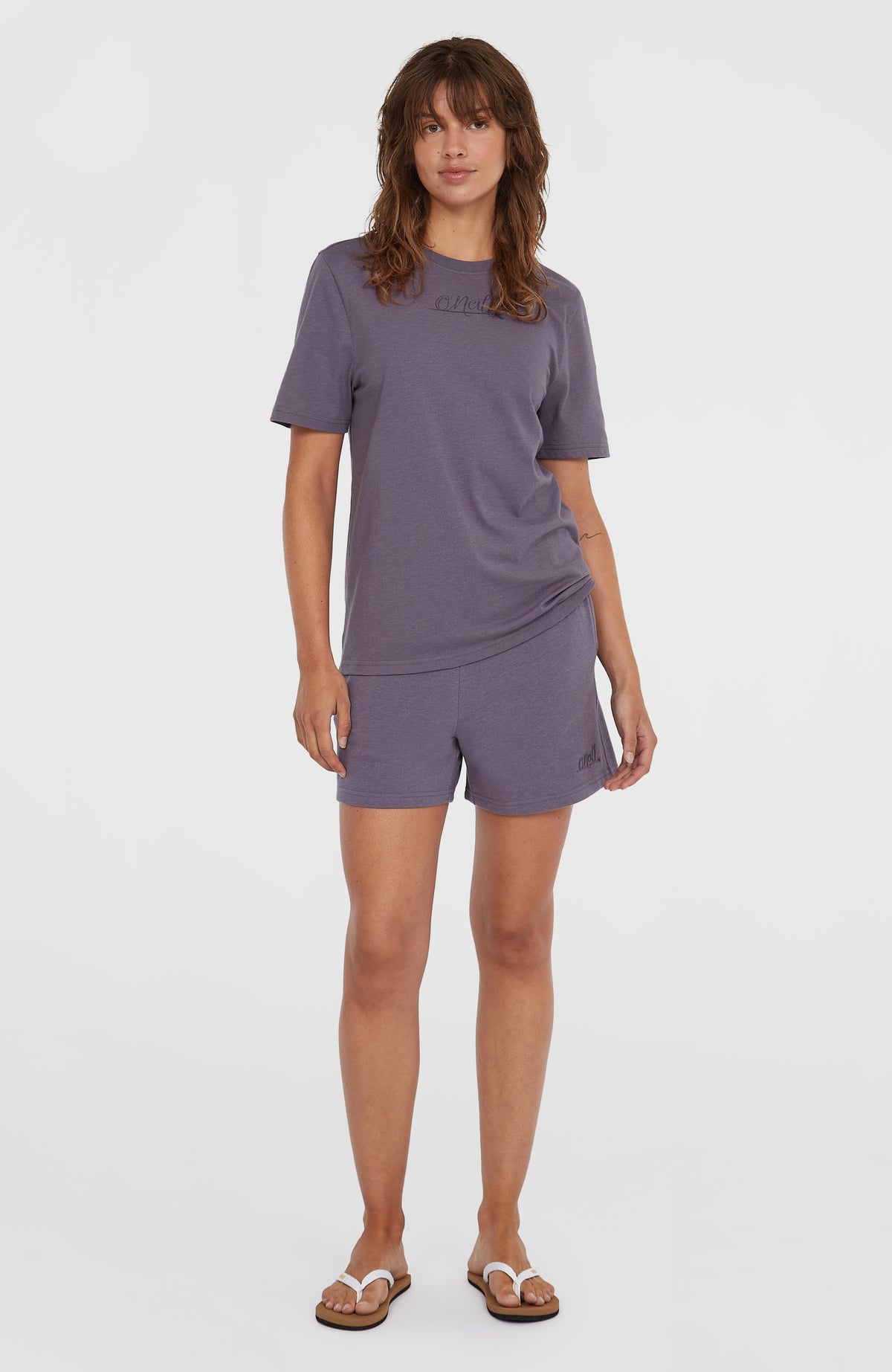 Essentials O'Neill Script Sweatshorts für Damen, lila, getragen am Model, Ganzkörperansicht von vorne