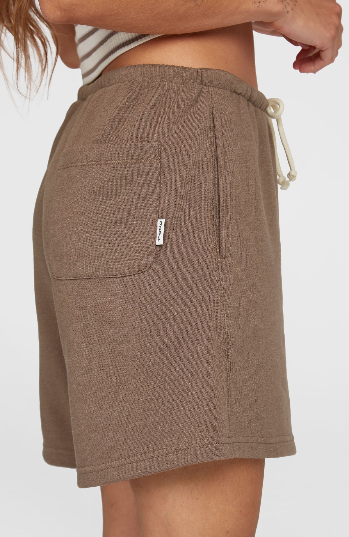 Essentials O'Neill Script Sweatshorts, braun, Nahaufnahme der Gesäßtasche mit Logo-Label am Model