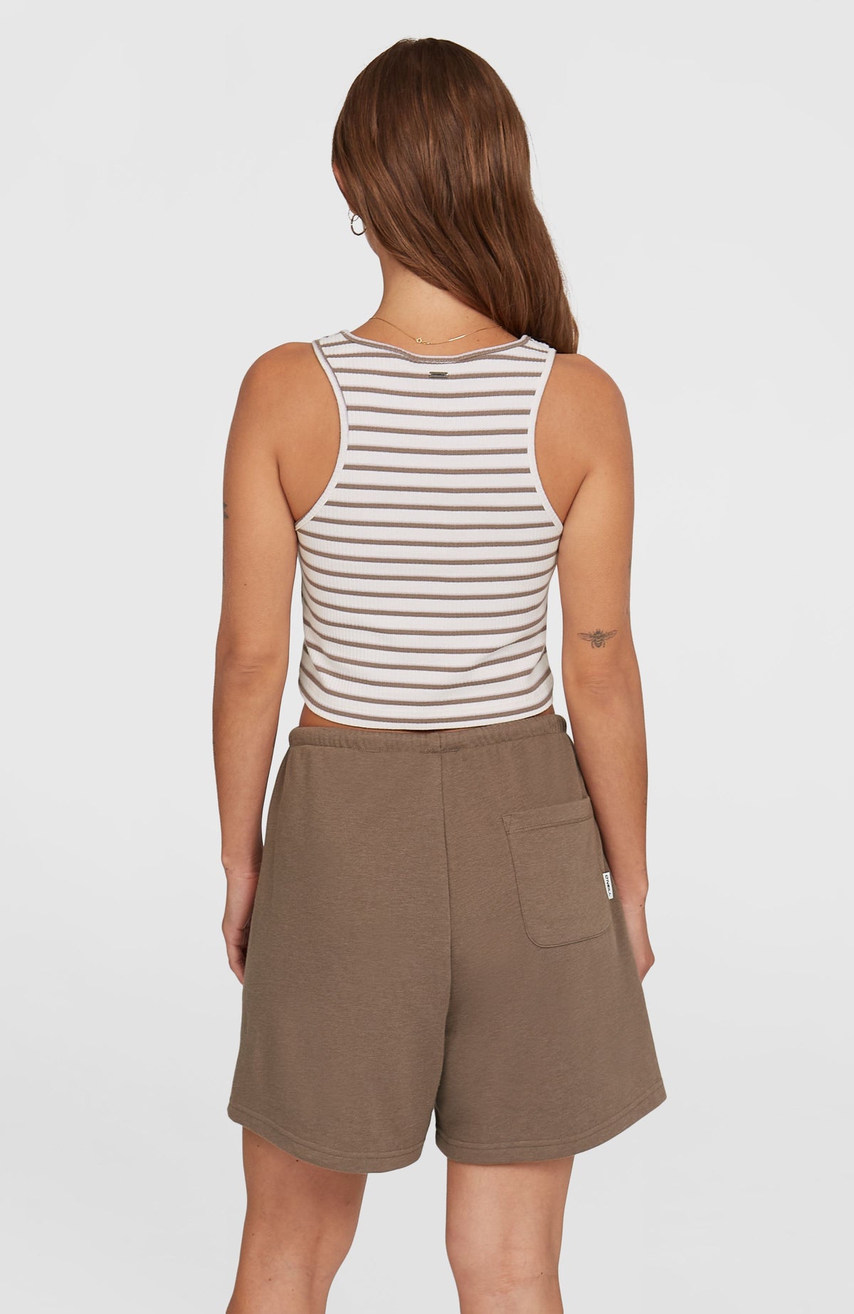 Essentials O'Neill Script Sweatshorts für Damen, braun, Rückansicht, getragen am Model