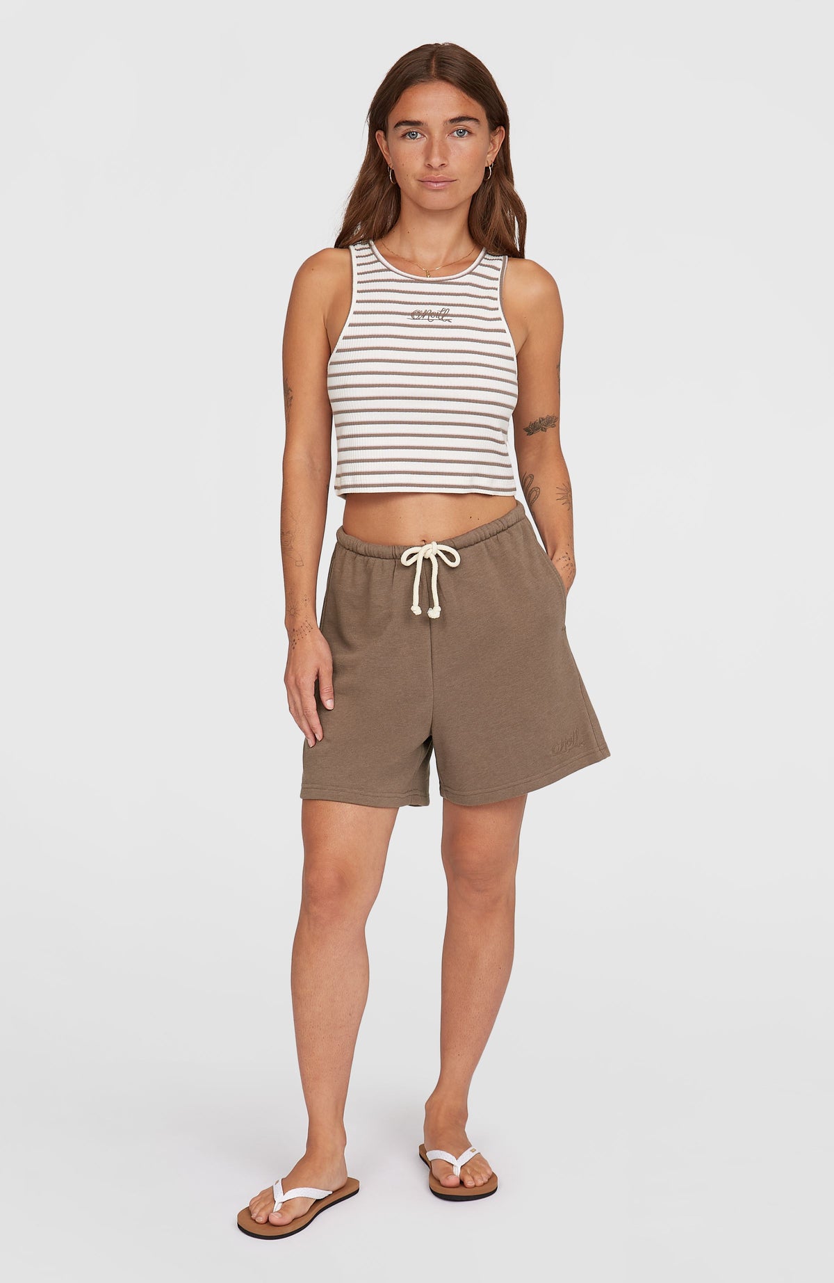 Essentials O'Neill Script Sweatshorts für Damen, braun, Ganzkörperansicht von vorne am Model