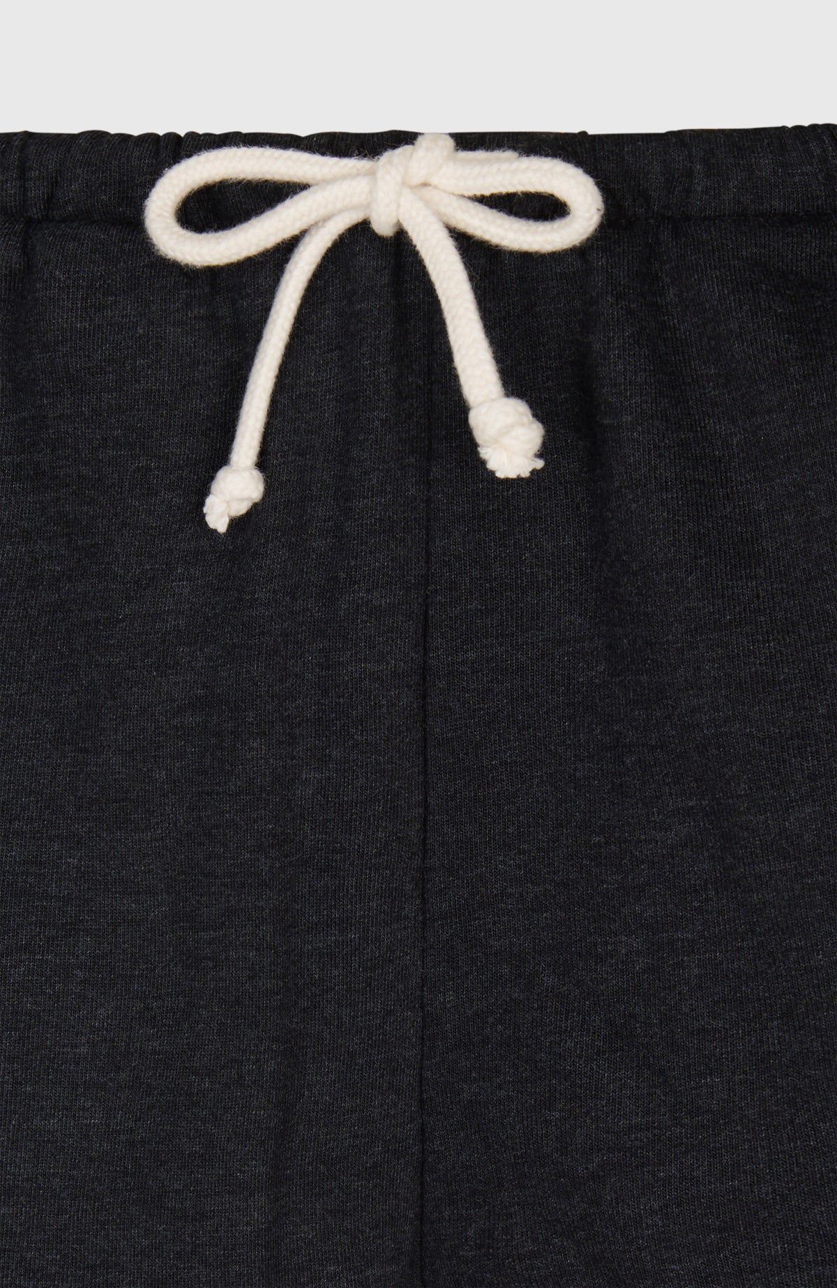Nahaufnahme von elastischem Bund und Kordelzug der schwarzen Essentials O'Neill Script Sweatshorts