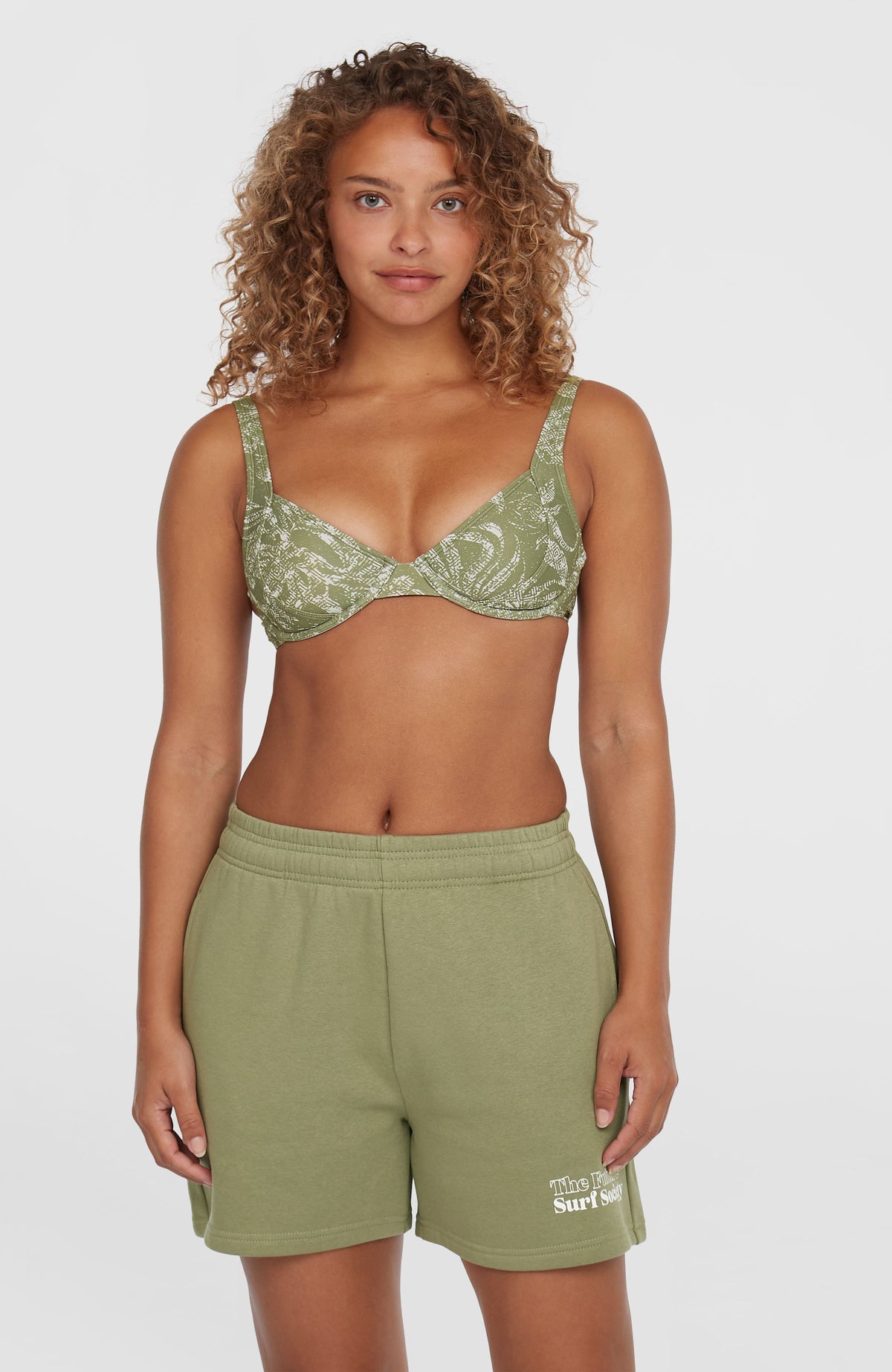 O'Neill Future Surf Society Shorts für Damen, grün mit Logo-Print in Weiß, Vorderansicht am Model