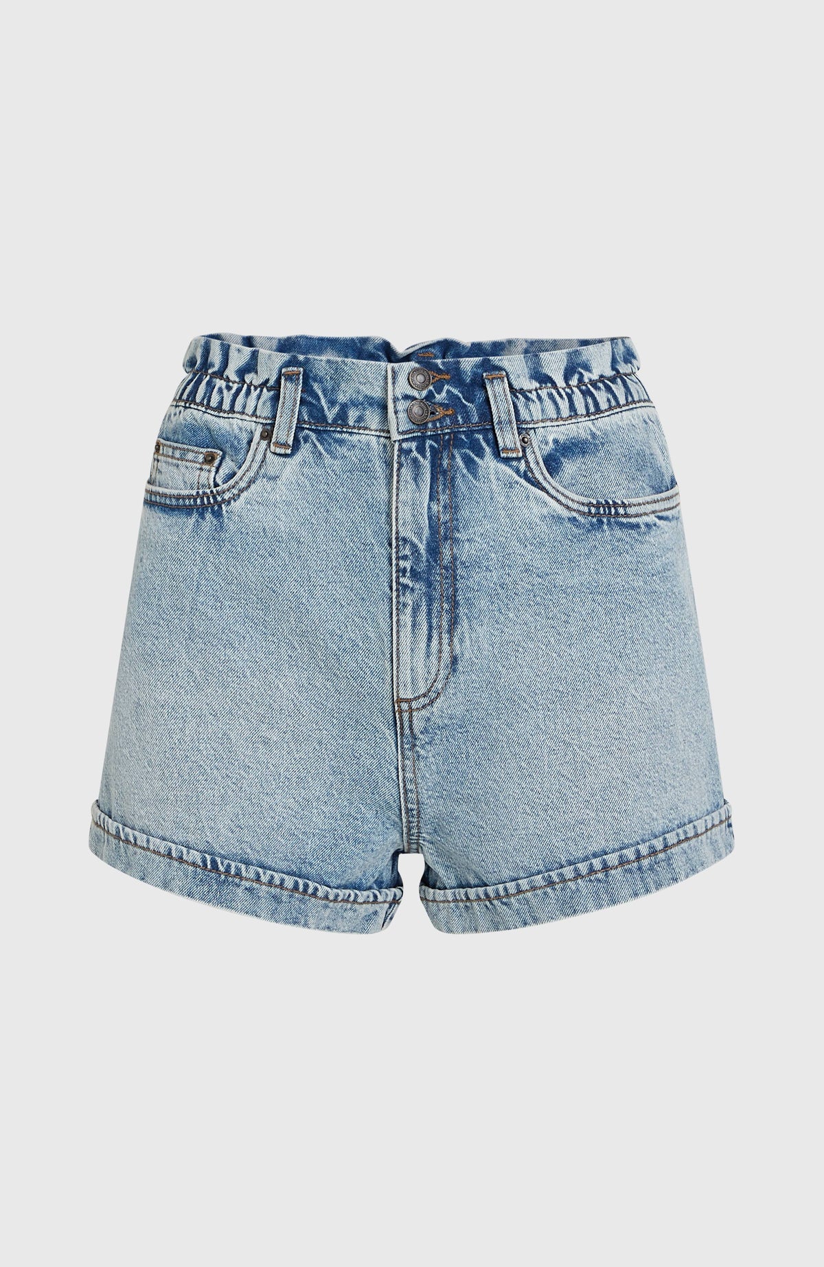 Blaue Tasia Jeansshorts für Damen, freigestellt von vorne mit elastischem Bund und Eingrifftaschen