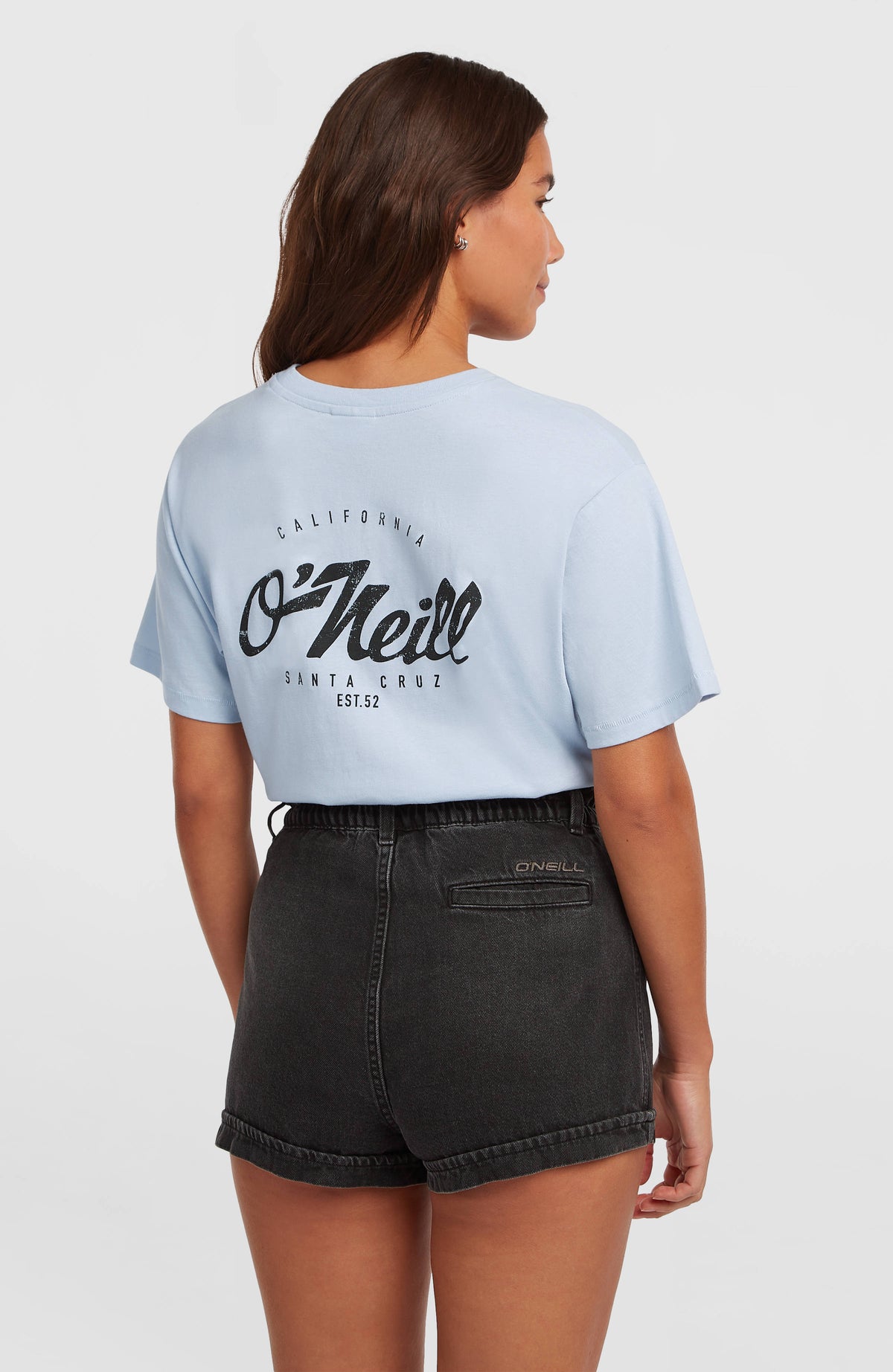 Tasia Jeansshorts für Damen, schwarz, Rückansicht am Model mit elastischem Bund und gekrempelten Säumen