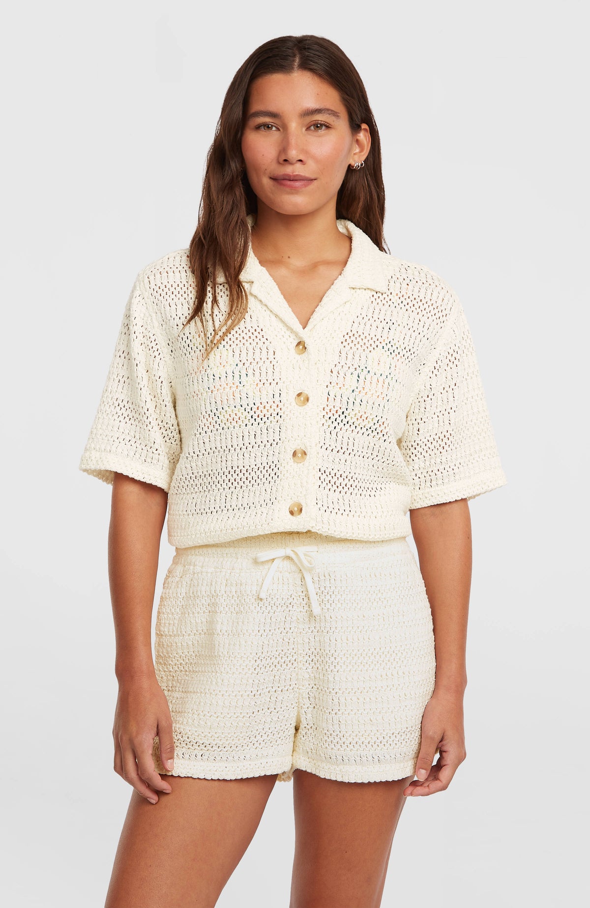 O'Neill O'Riginals Häkelshorts für Damen, weiß, Vorderansicht am Model mit passendem Oberteil