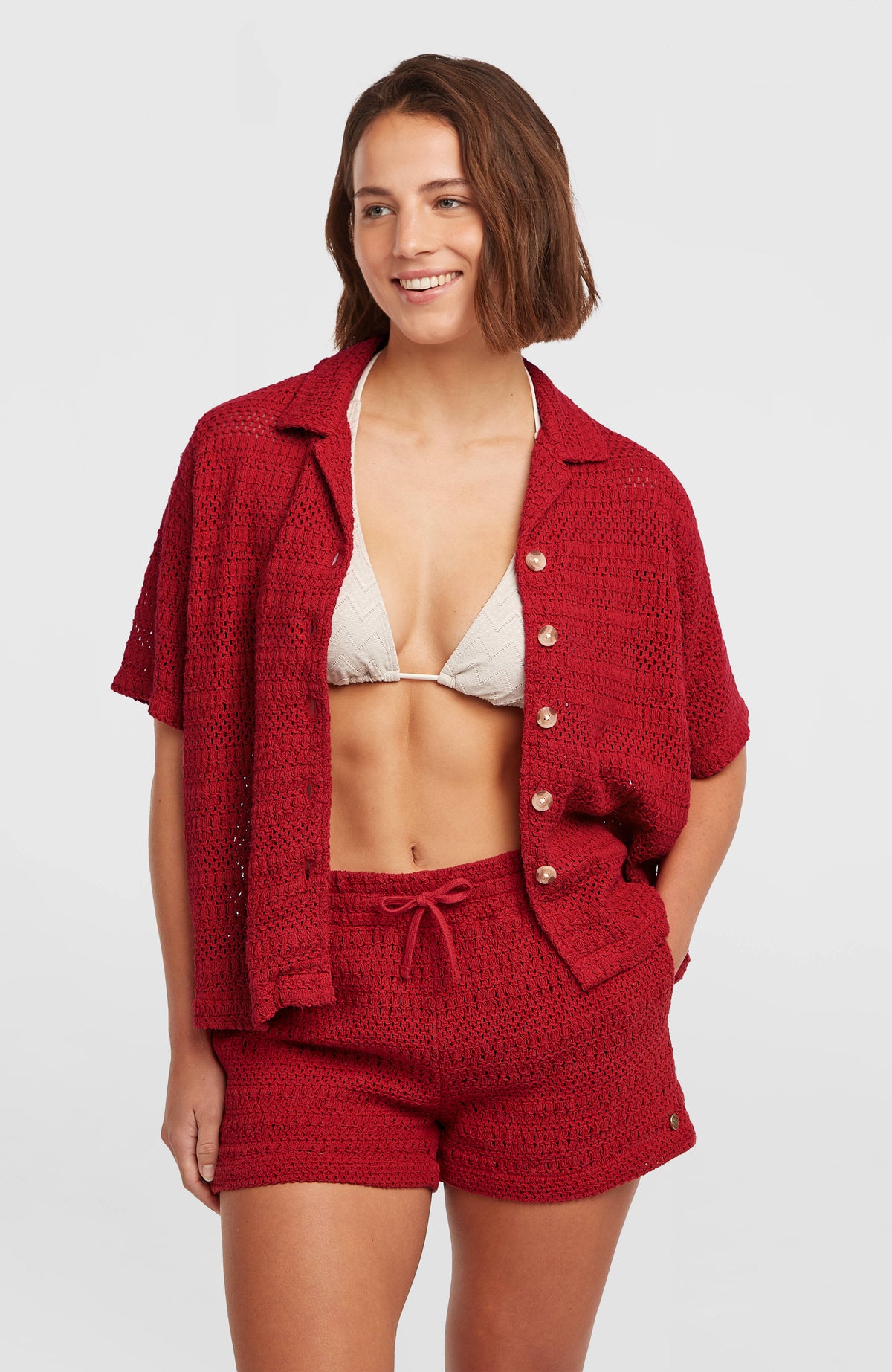 O'Neill O'Riginals Häkelshorts für Damen, rot, Vorderansicht getragen am Model mit Kordelzug am Bund