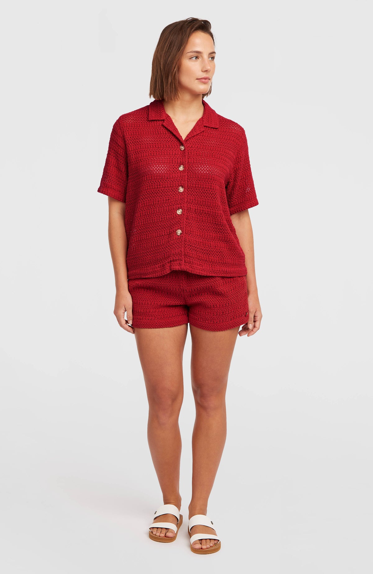 O'Riginals Häkelshorts für Damen, rot, stehende Ganzkörperansicht von vorne am Model