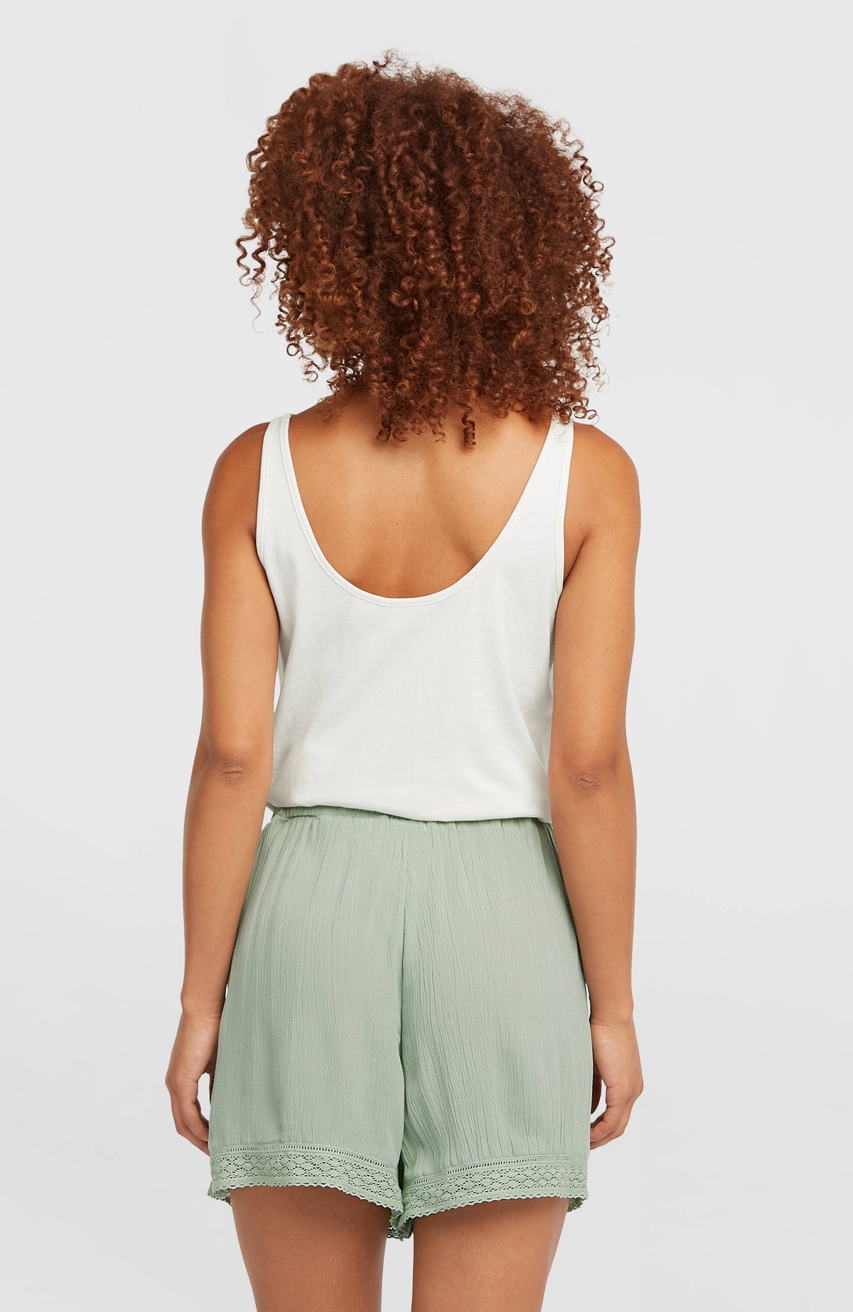 Essentials Tokeena Shorts für Damen, grün, Rückansicht am Model mit Spitzenbesatz am Hosenbeinsaum