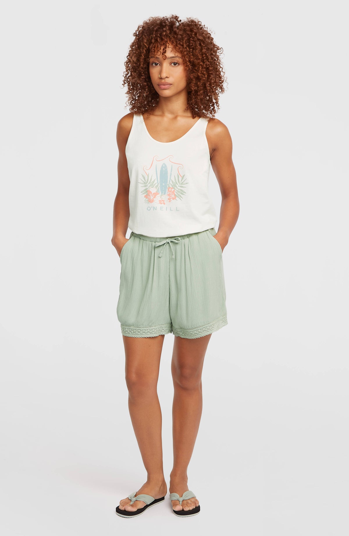 Essentials Tokeena Shorts für Damen, grün, Ganzkörperansicht von vorne am Model mit Kordelzug am Bund