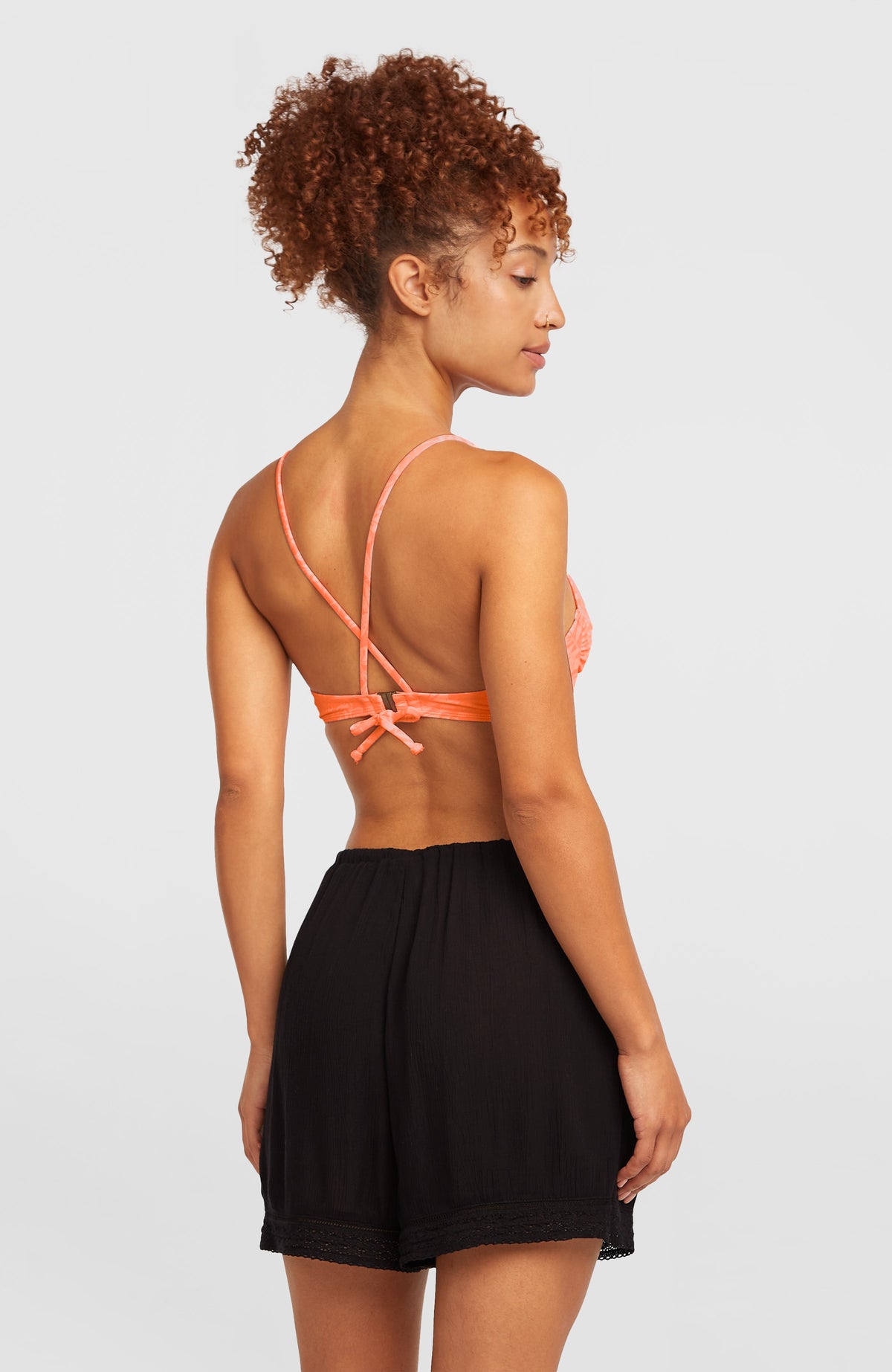 Essentials Tokeena Shorts für Damen, schwarz, Rückansicht getragen am Model mit elastischem Bund und Spitzensaum