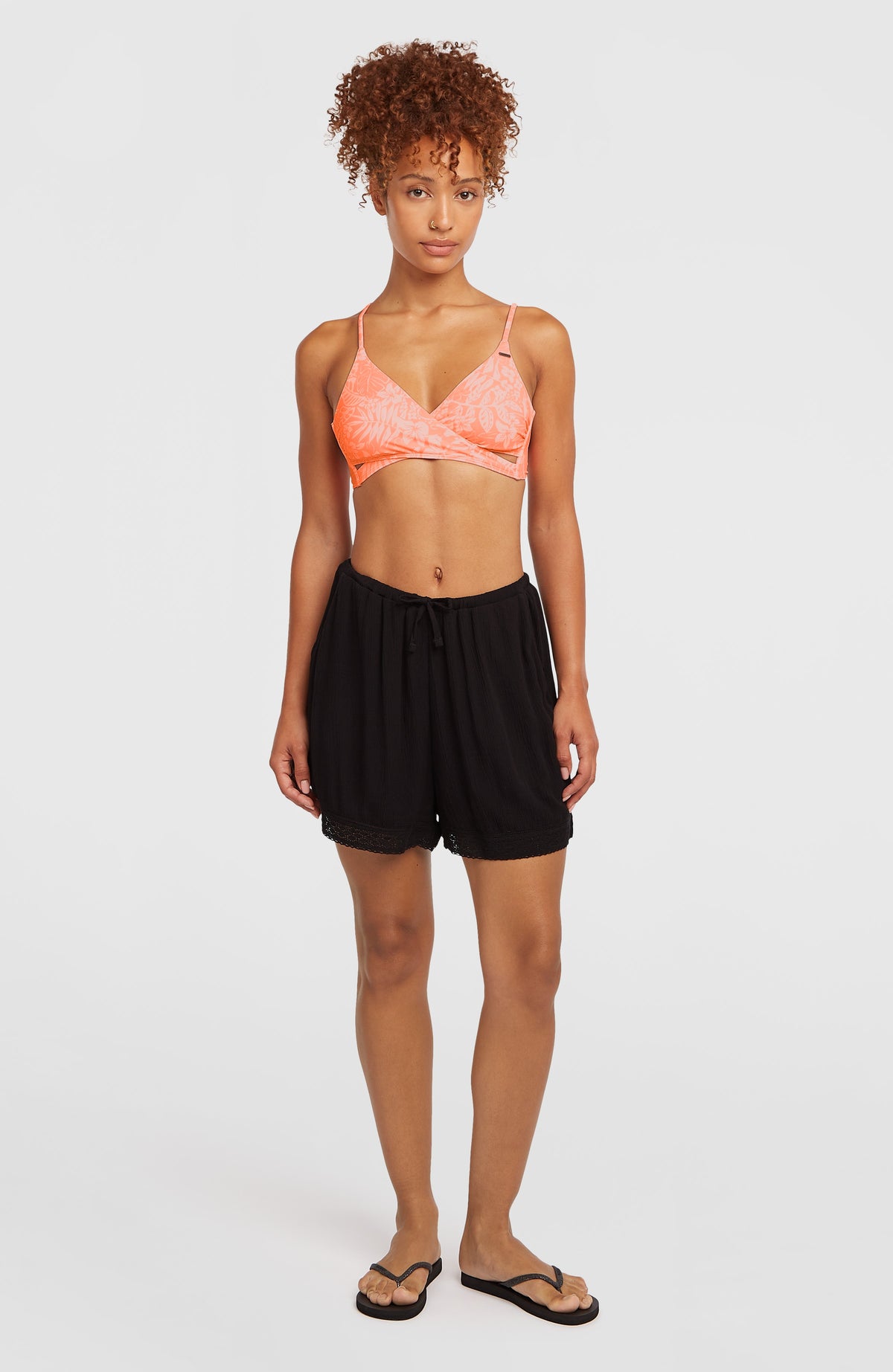 Schwarze Essentials Tokeena Shorts für Damen, Ganzkörperansicht von vorne am Model mit Kordelzug am Bund