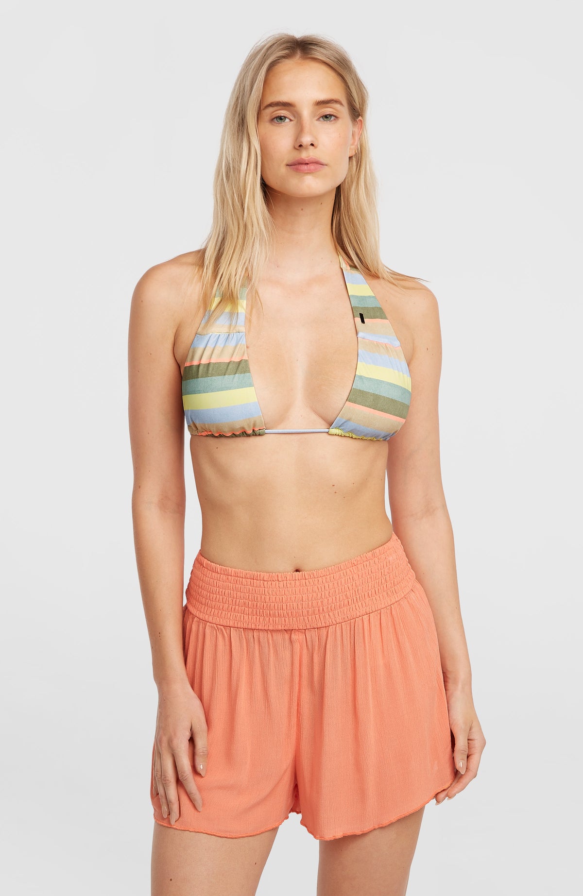 O'Neill Johnny Smocked Waist Shorts für Damen, orange, Vorderansicht getragen am Model