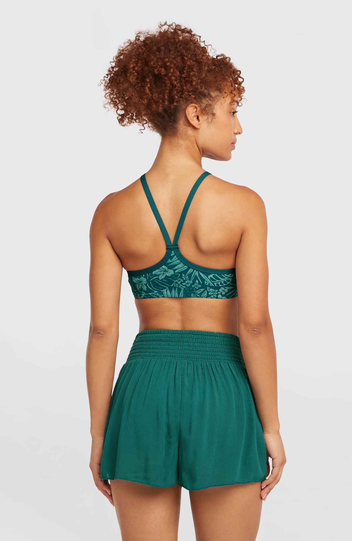 Johnny Smocked Waist Shorts für Damen, grün, Rückansicht, getragen am Model mit gerafftem Bund