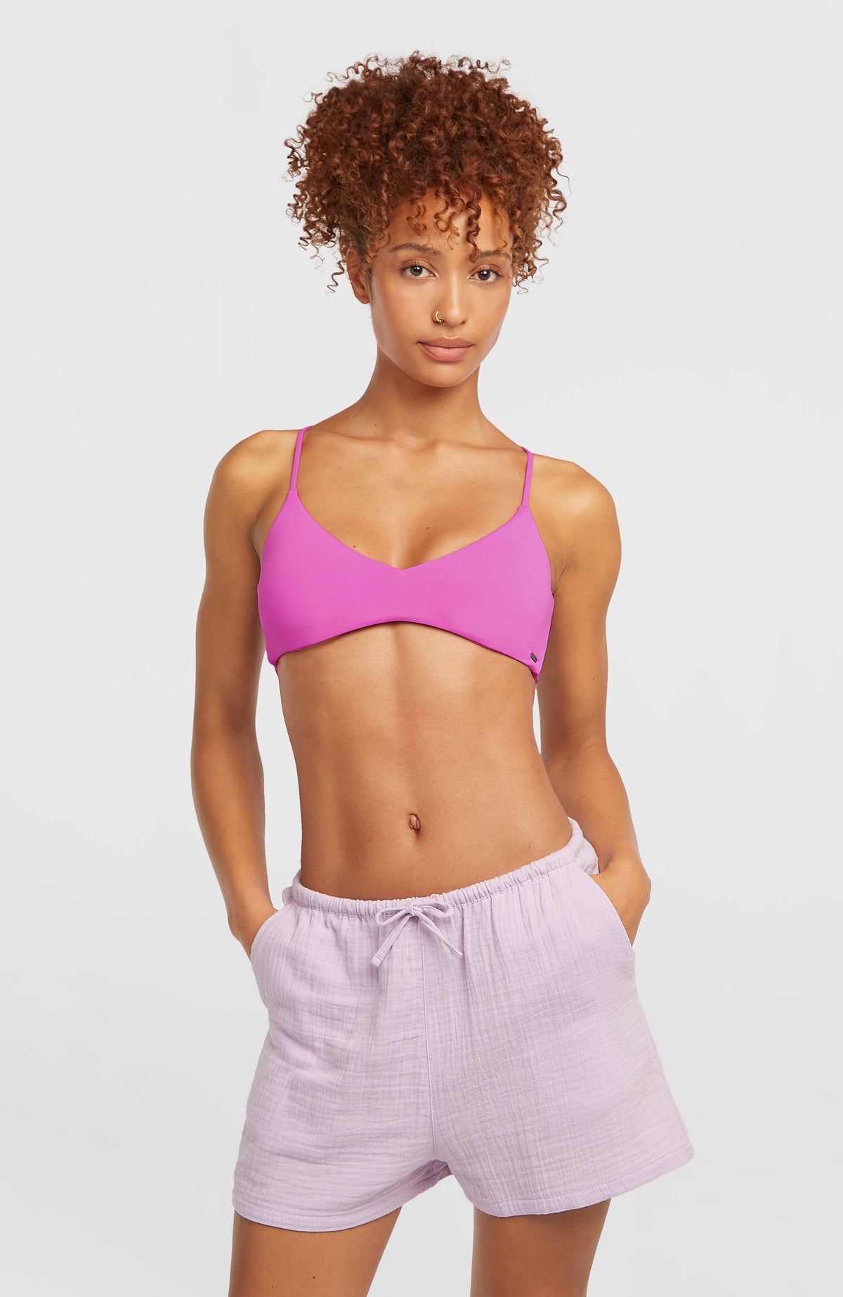 O'Neill Strukturierte Brenda Shorts für Damen, lila, Vorderansicht, getragen am Model