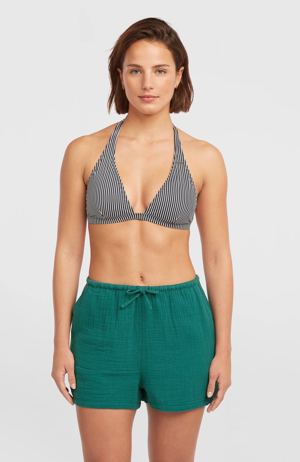 O'Neill Strukturierte Brenda Shorts für Damen, grün, Vorderansicht getragen am Model