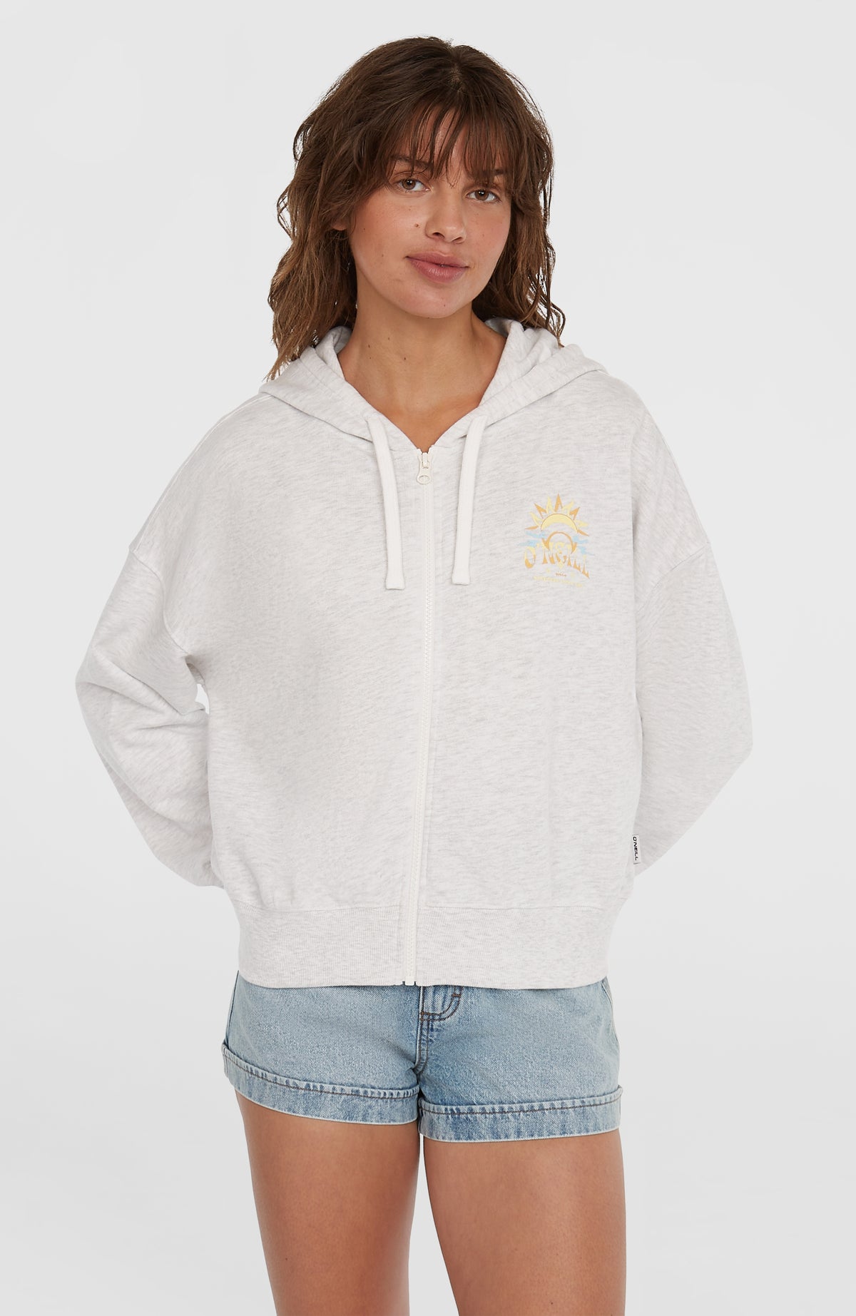 O'Neill Beach Vintage Kapuzenjacke mit Reißverschluss für Damen, weiß mit Grafik-Print, Vorderansicht am Model
